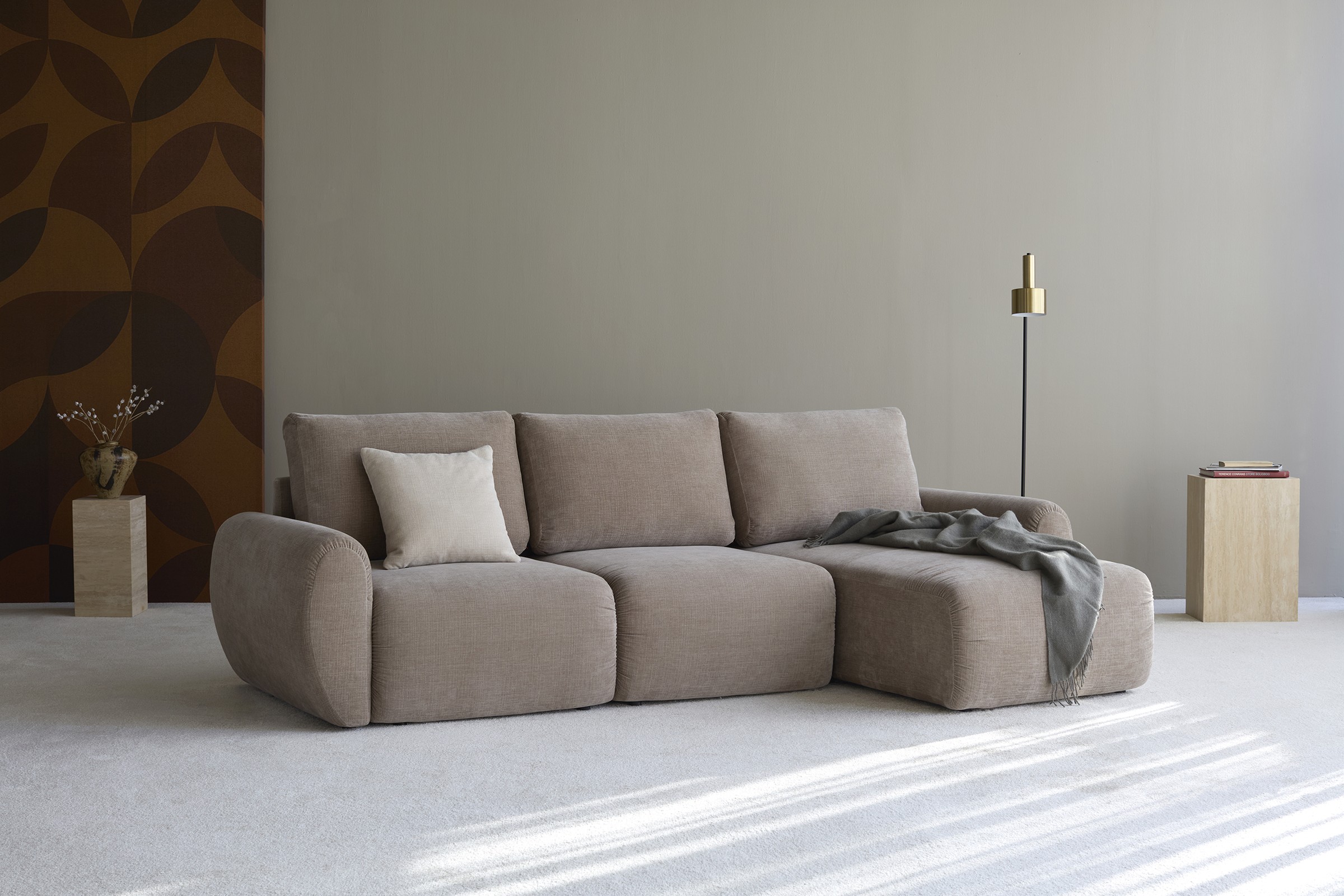 Schlafsofa Norum mit Chaiselongue und Curve-Armlehnen