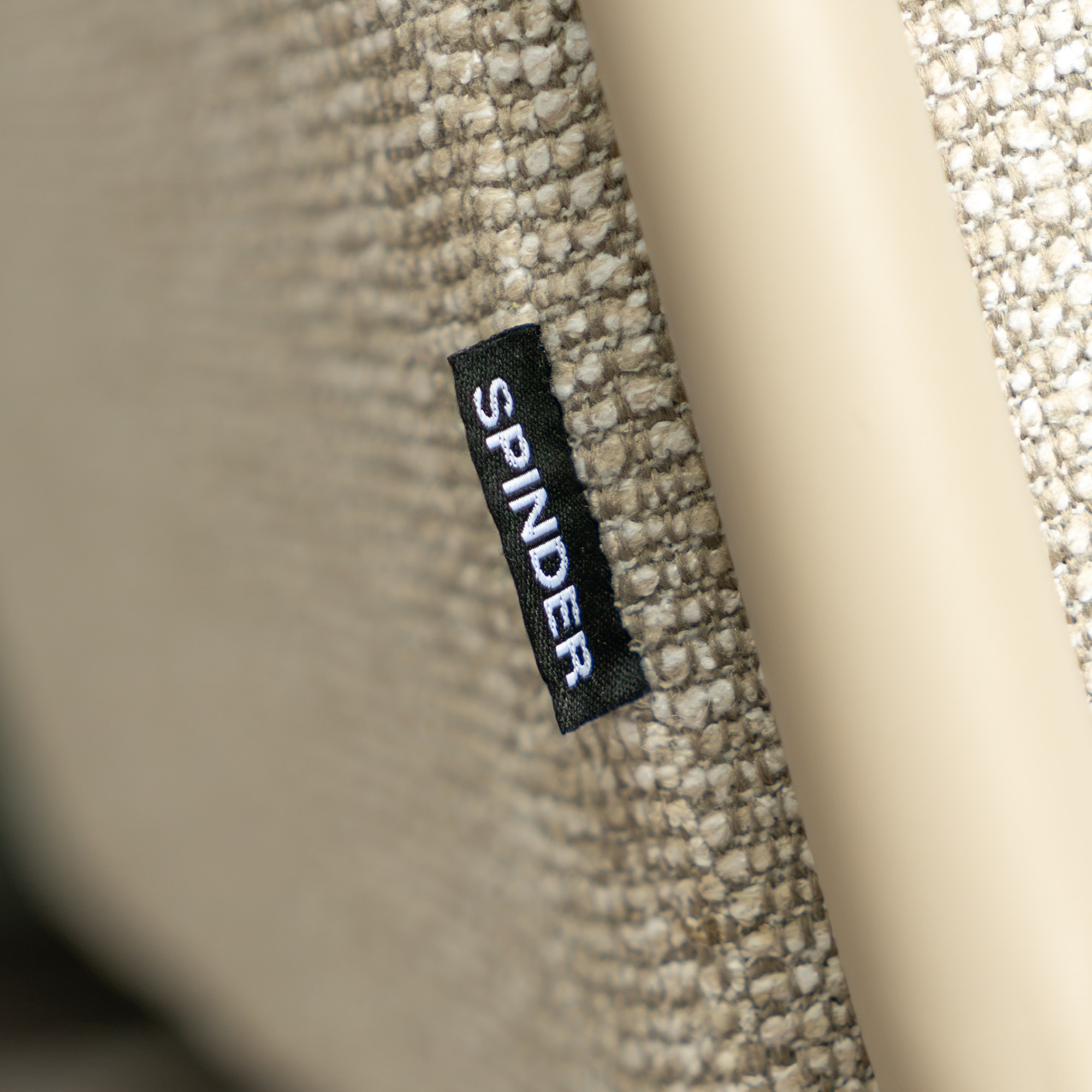 Spinder Design Retro Sessel Mushroom / Sandstone Bouclé – Detailaufnahme Spinder-Label am Bezug