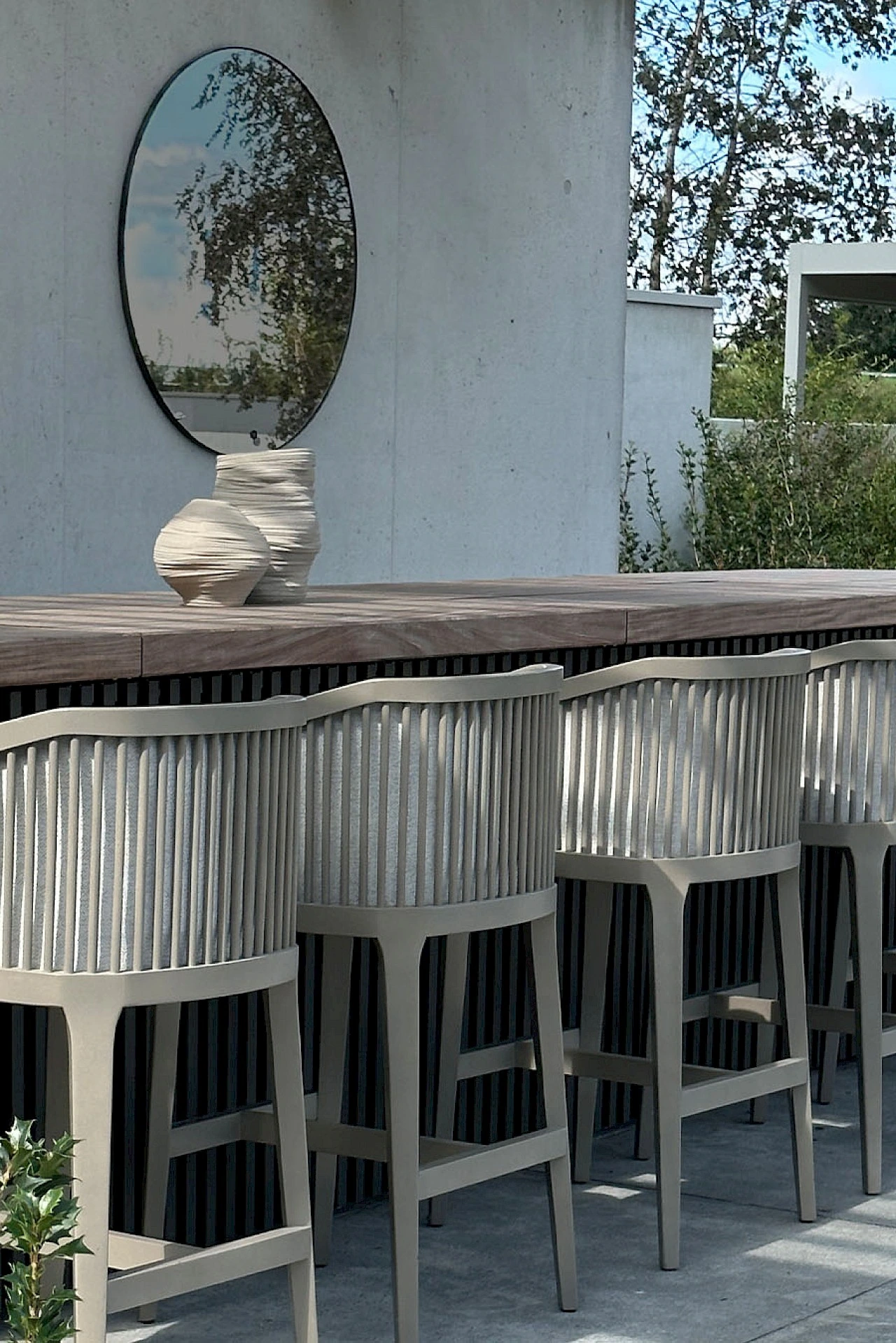 deKnudt Hoop Outdoor Black L – Raumansicht 6