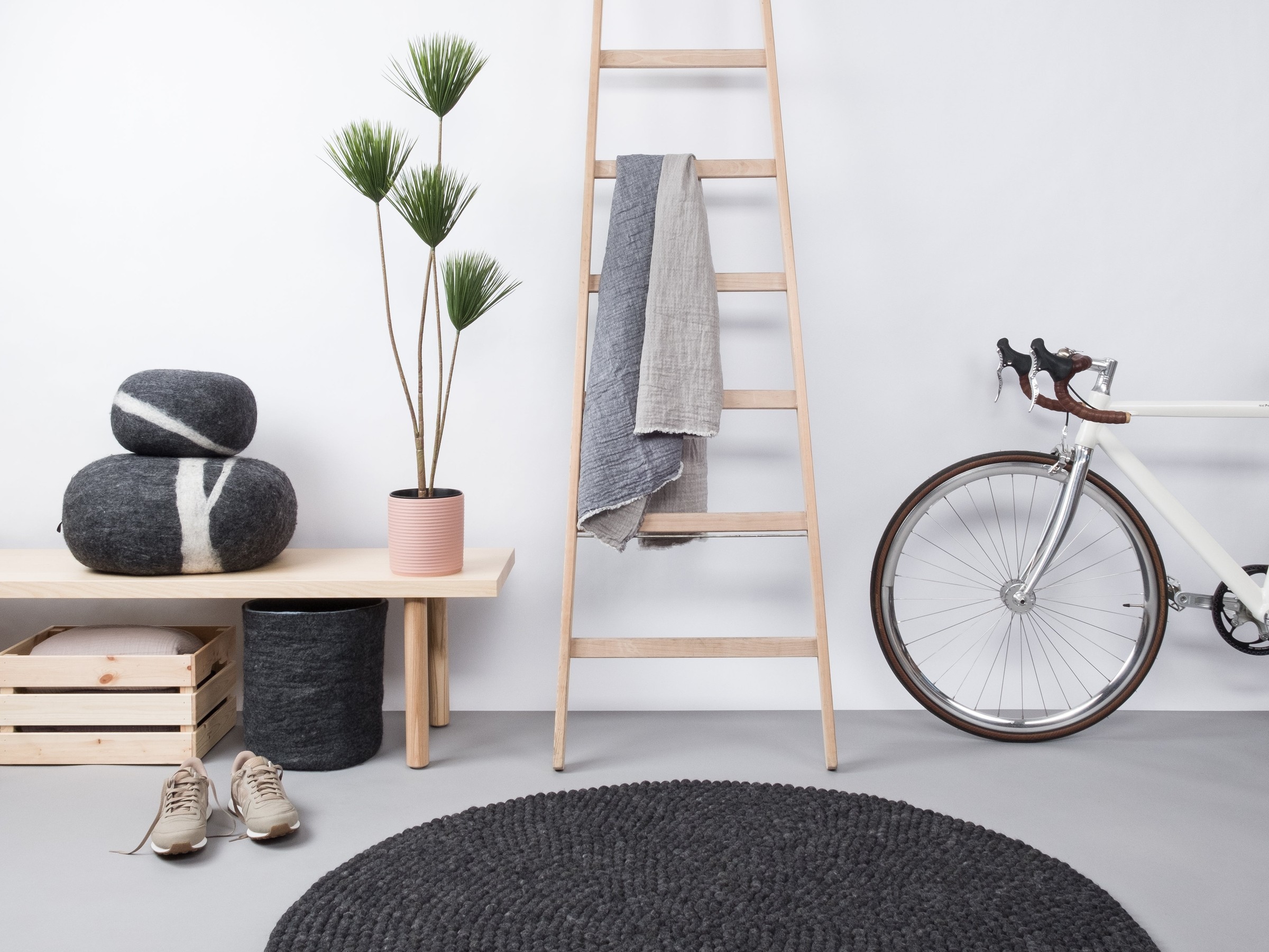 myfelt Hugo Filzkugelteppich Anthrazit meliert rund Ø 50 cm