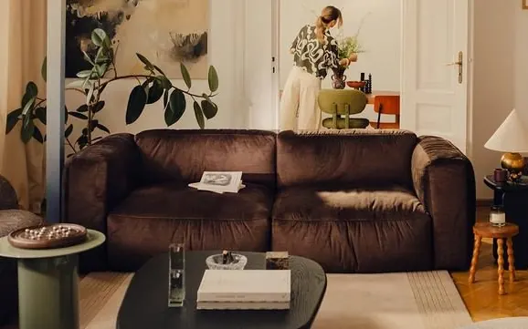 Espressobraunes Sofa Martina mit Couchtischen in einem hellen Wohnzimmer – Micadoni