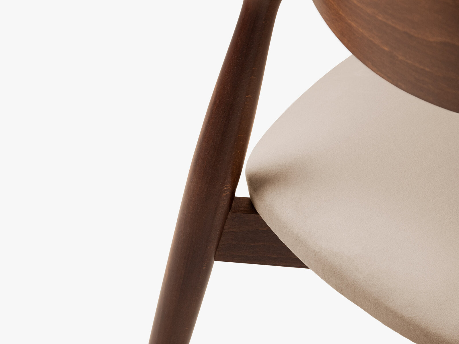 Micadoni Stuhl Leon Samt Magic Velvet Mandelbeige Nussbaum