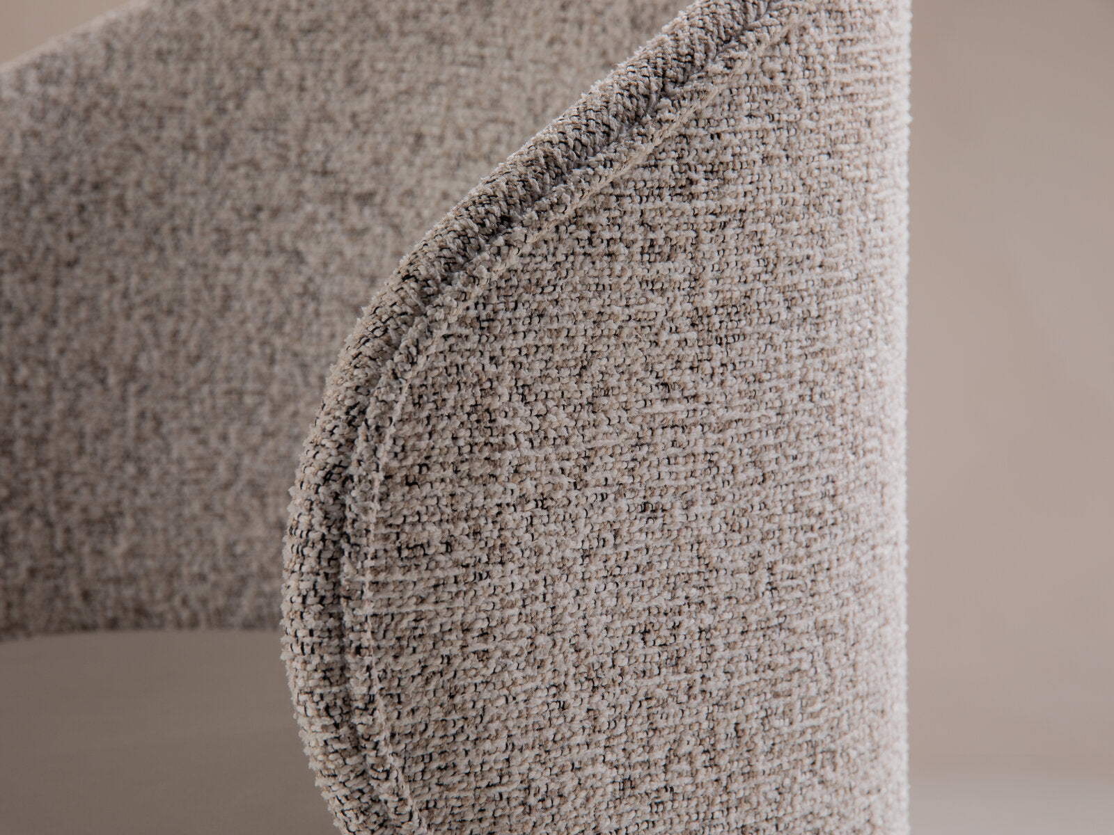 Micadoni Inez Samtiger Stuhl Strukturierter Stoff Puente Beige Melange