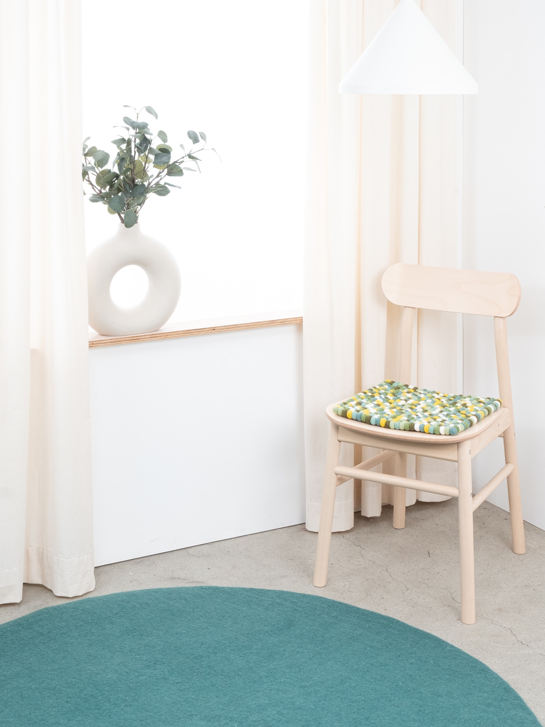 myfelt Finn Filzkugel-Sitzauflage Grün-Türkis-Weiß 36 x 36 cm