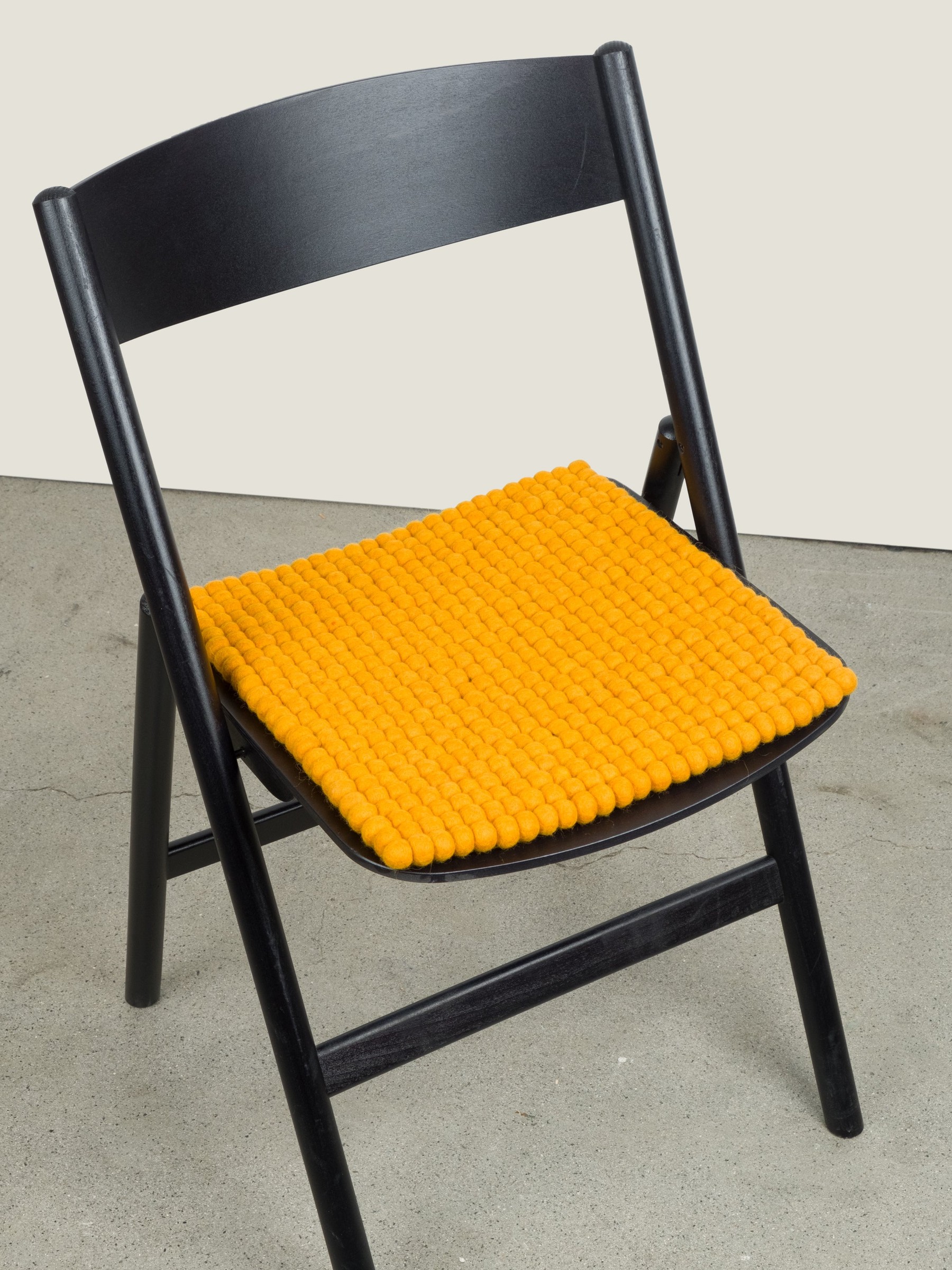 myfelt Risa Filzkugel-Sitzauflage Ockergelb 36 x 36 cm
