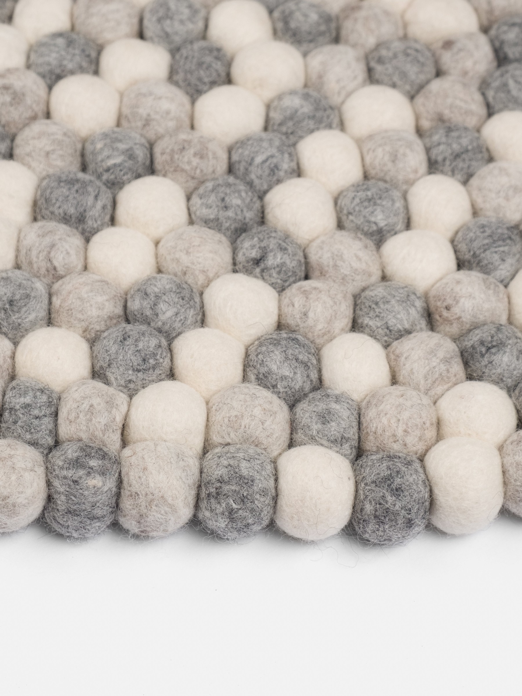 myfelt Hella Filzkugelteppich Natur hell rund Ø 50 cm