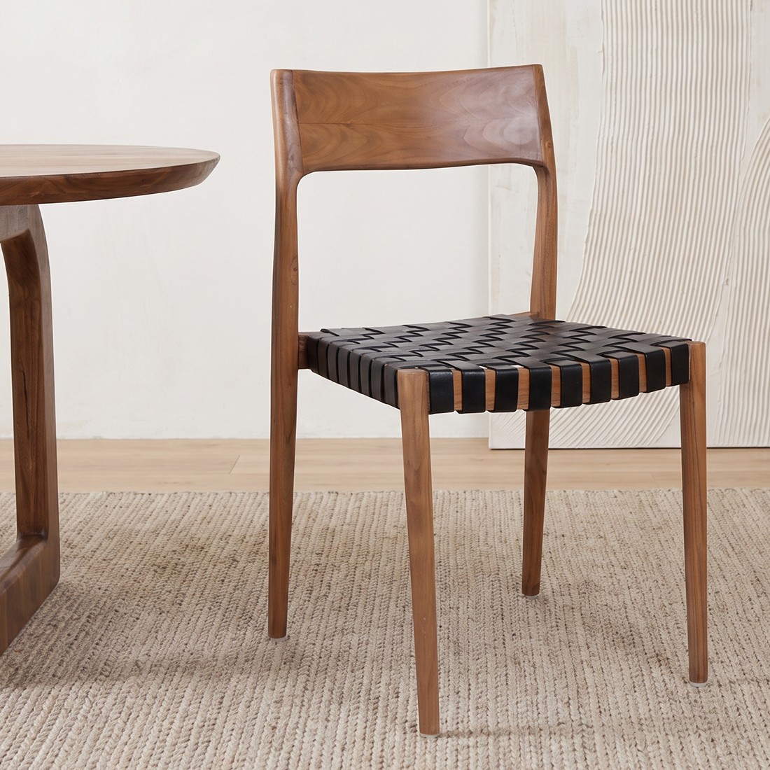 Raw Materials Freya Esszimmerstuhl aus Teakholz Leder Schwarz