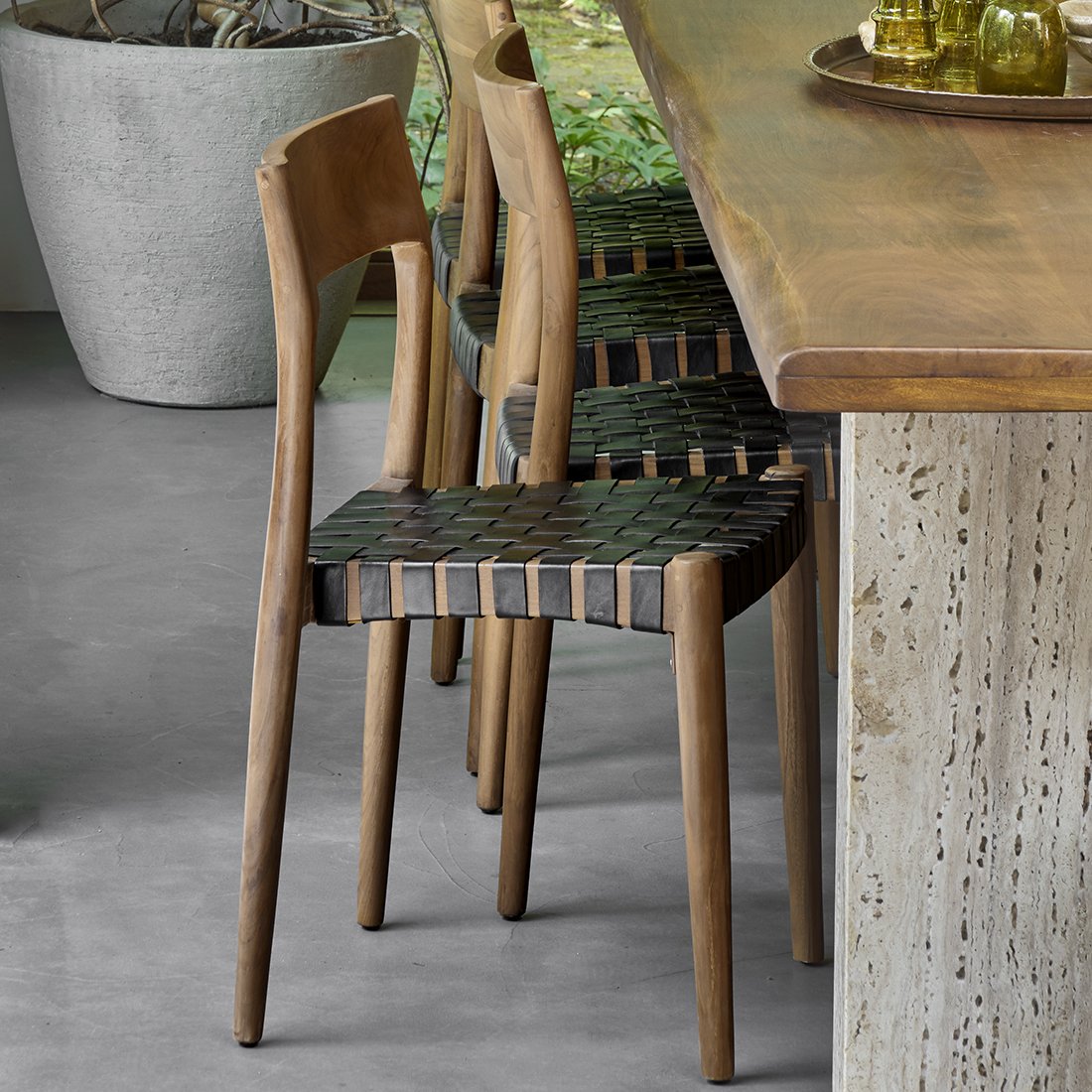 Raw Materials Freya Esszimmerstuhl aus Teakholz Leder Schwarz