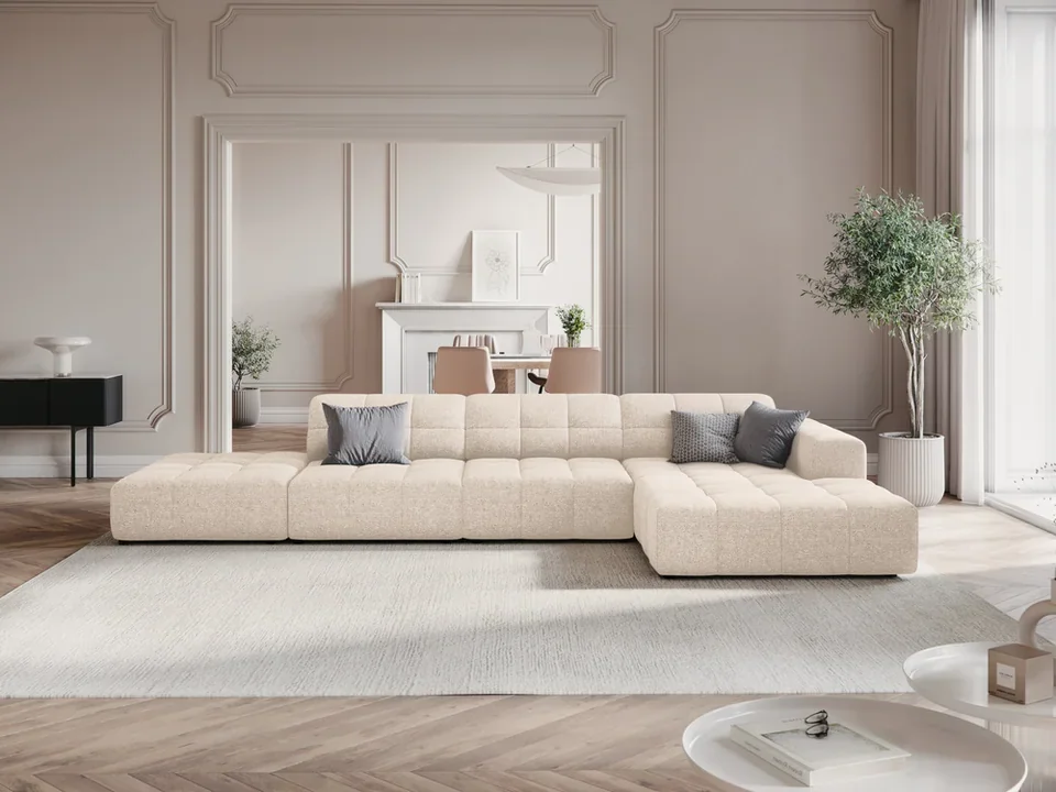Helles Cosmopolitan Design Sofa in einem ruhig eingerichteten Wohnraum