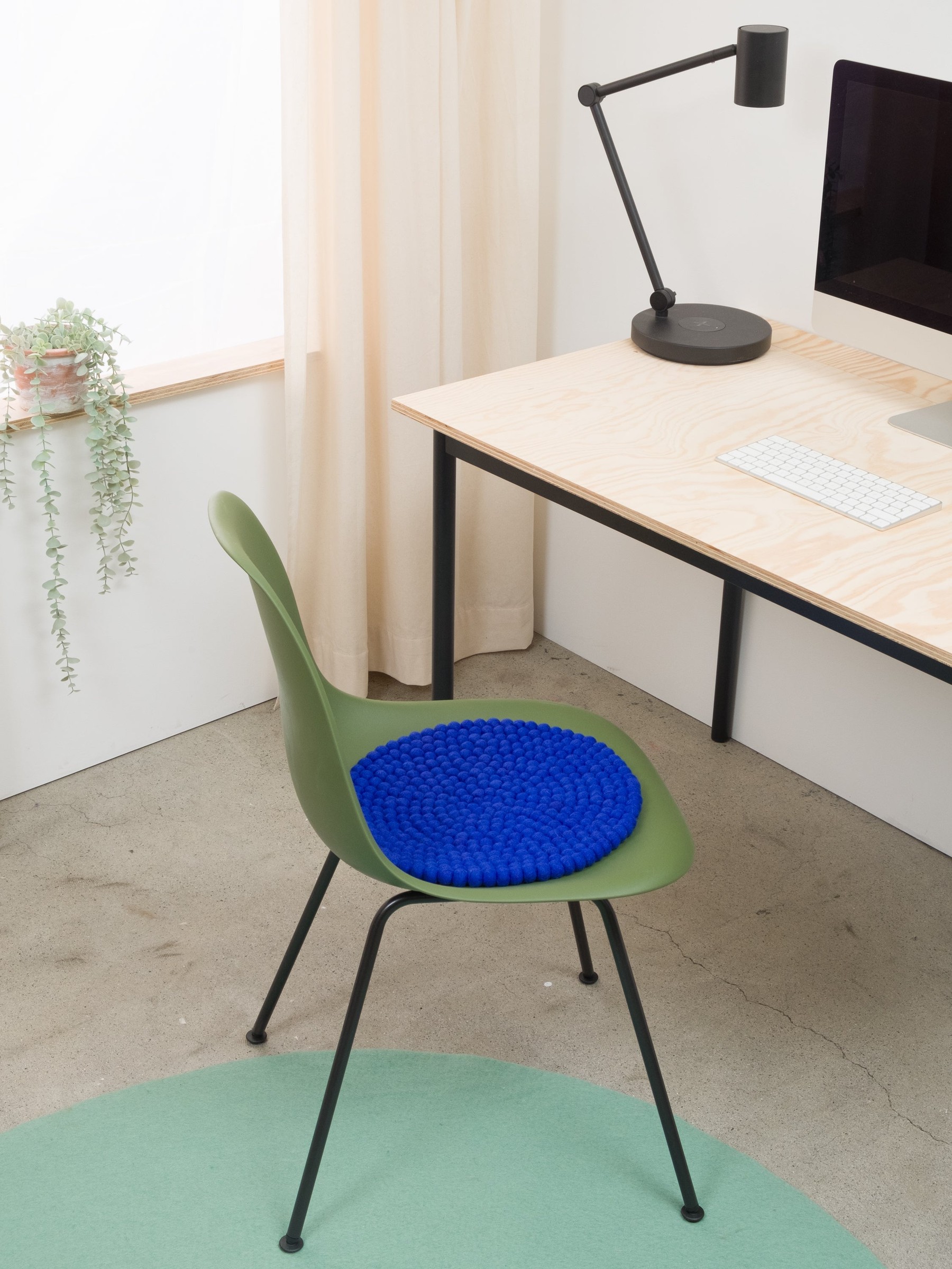 myfelt Isa Filzkugel-Sitzauflage Royalblau Ø 36 cm