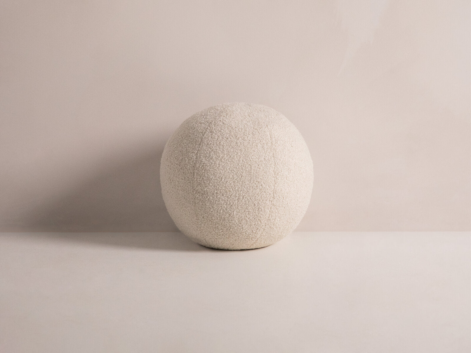 Micadoni Kissen Ball Boucle Beige