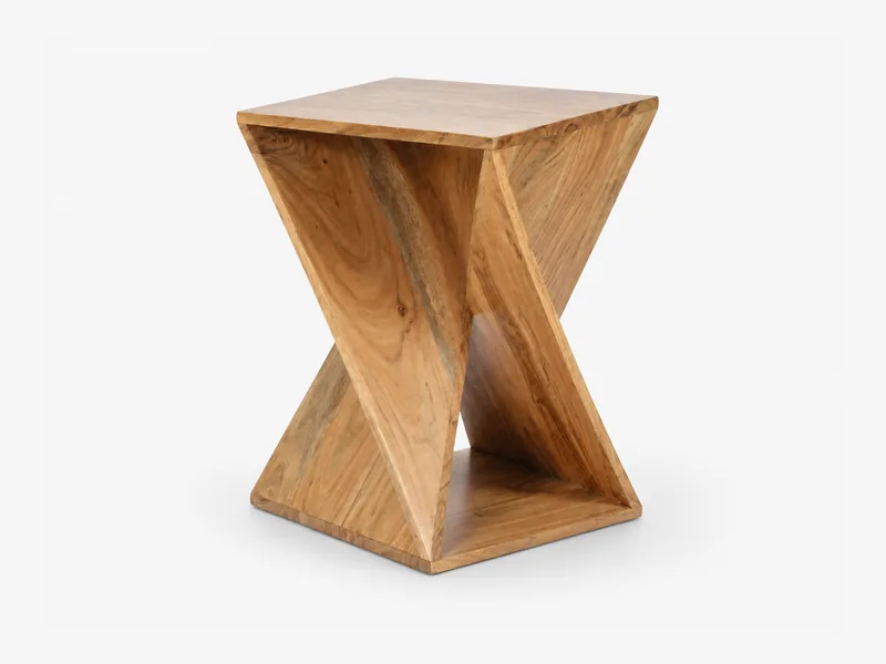 Quadratischer Beistelltisch aus Holz mit überkreuztem Unterbau