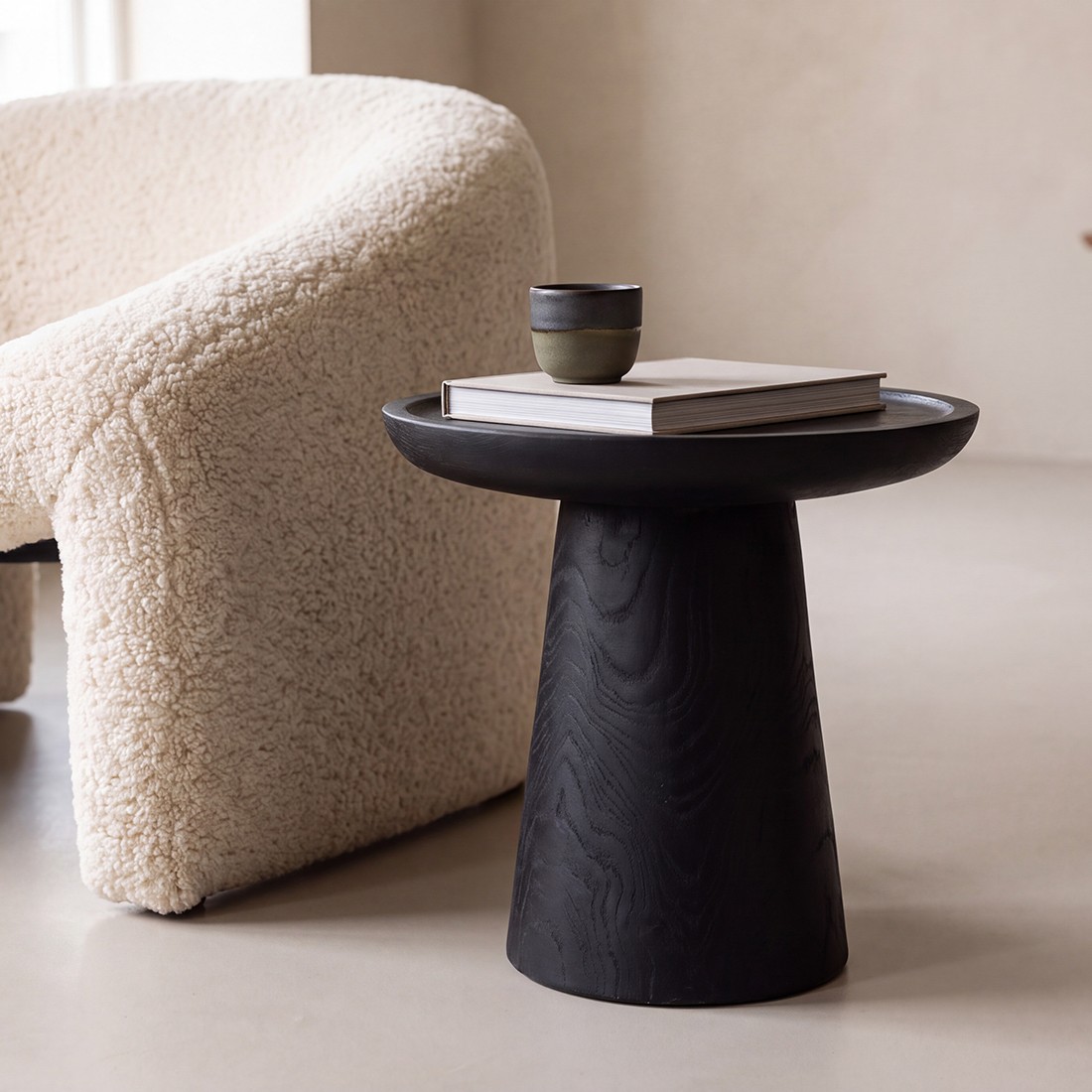 Raw Materials Nero Beistelltisch aus Teakholz Dusk schwarz