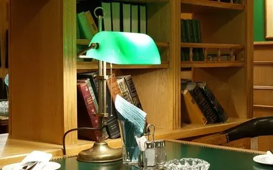Bankerleuchte aus Messing in einer Bibliothek – Berliner Messinglampen