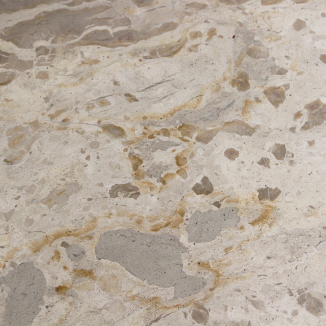 Raw Materials Runder Beistelltisch aus Marmor Creme