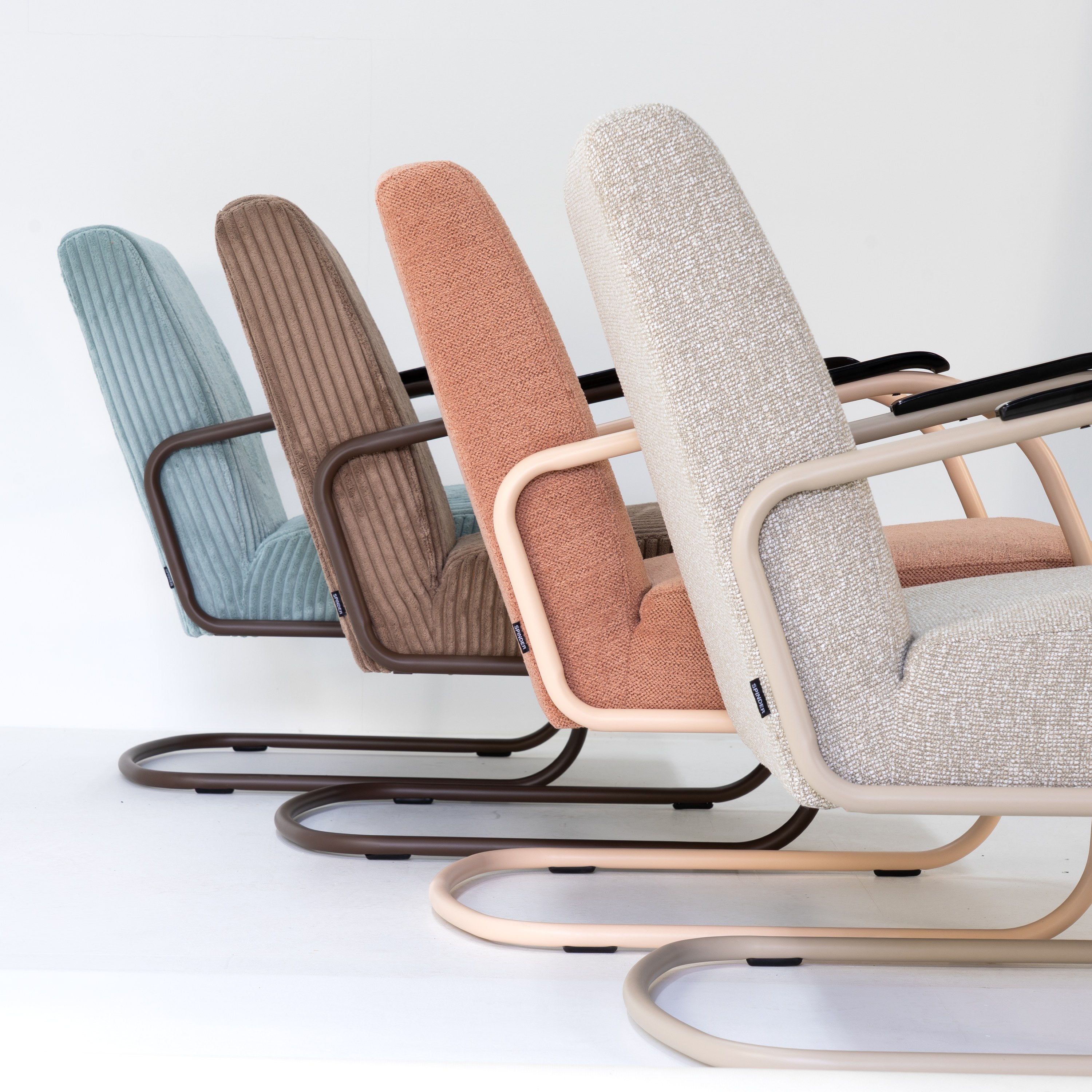 Spinder Design Retro Sessel – alle vier Farbvarianten im Studio, Schrägansicht von hinten