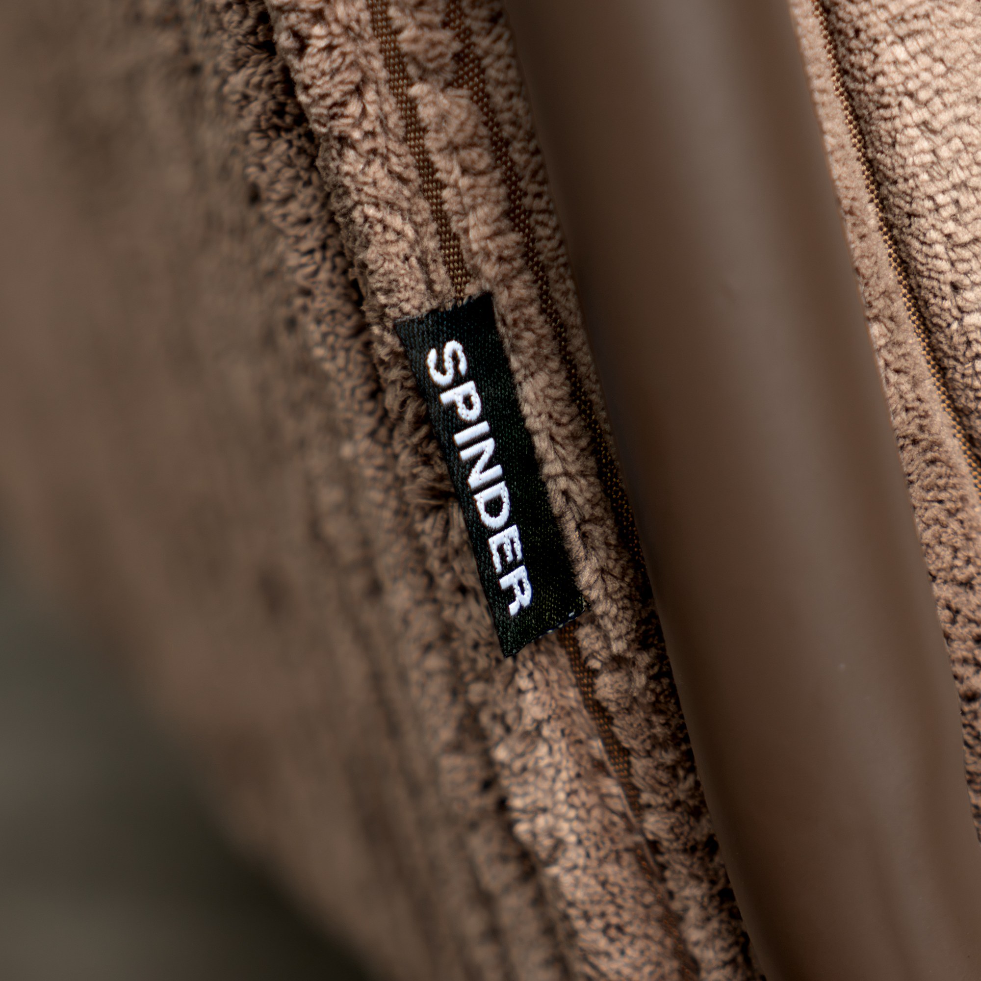 Spinder Design Retro Sessel Chocolate Brown / Espresso breiter Cord – Detailaufnahme Spinder-Label am Bezug
