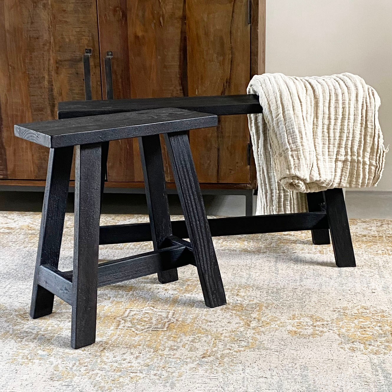 Raw Materials Schwarze Bushaltestellenbank mittel 45x20x50cm