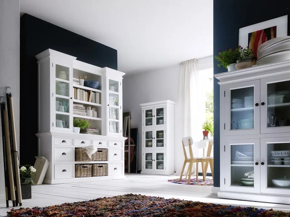 Weiße Novasolo Landhausmöbel im hellen Wohnraum