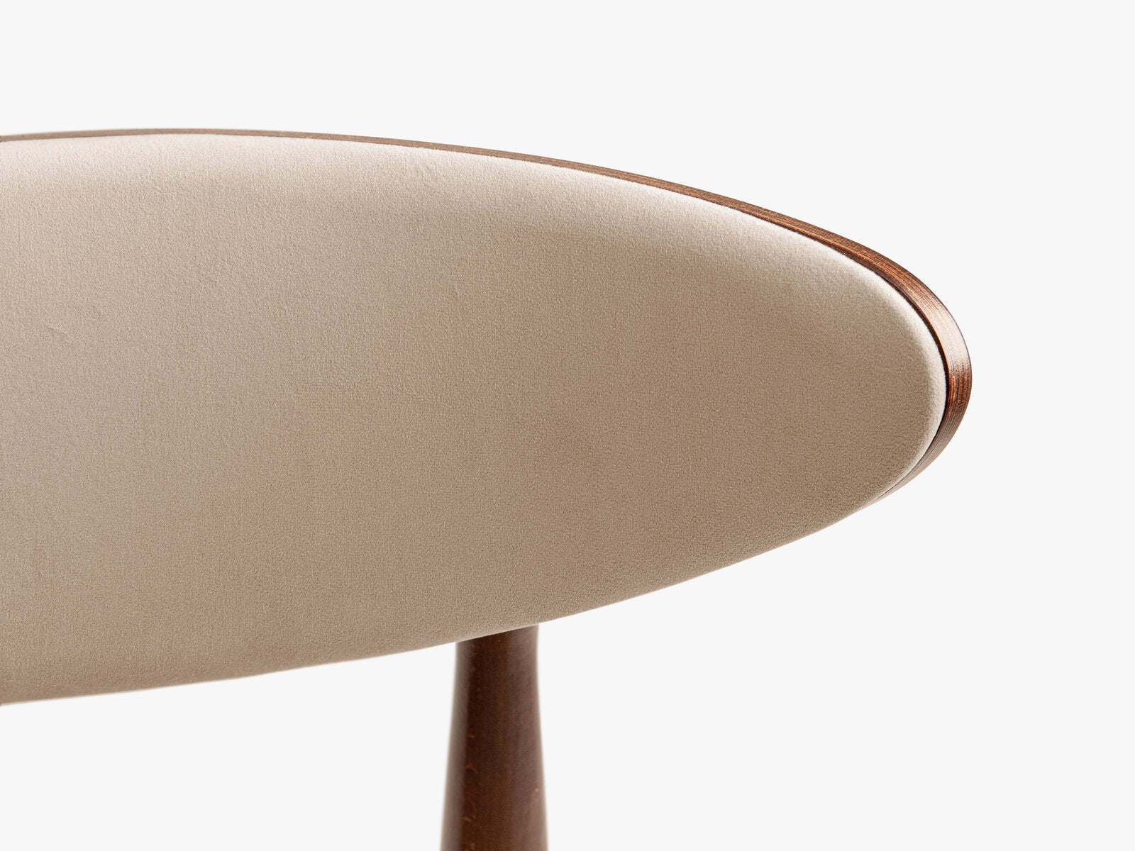 Micadoni Stuhl Rina Samt Magic Velvet Mandelbeige Nussbaum