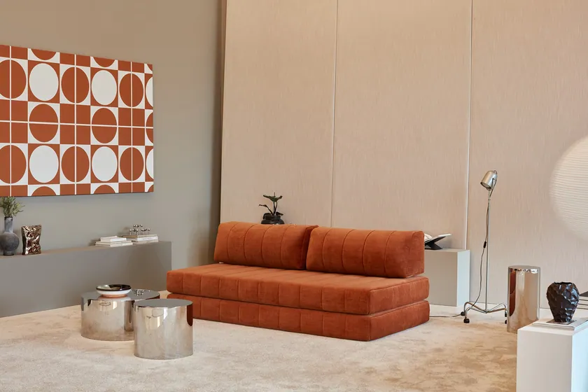 Terrakottafarbenes CozyPad Sofa von Innovation Living in einem Wohnraum mit warmen Holztönen