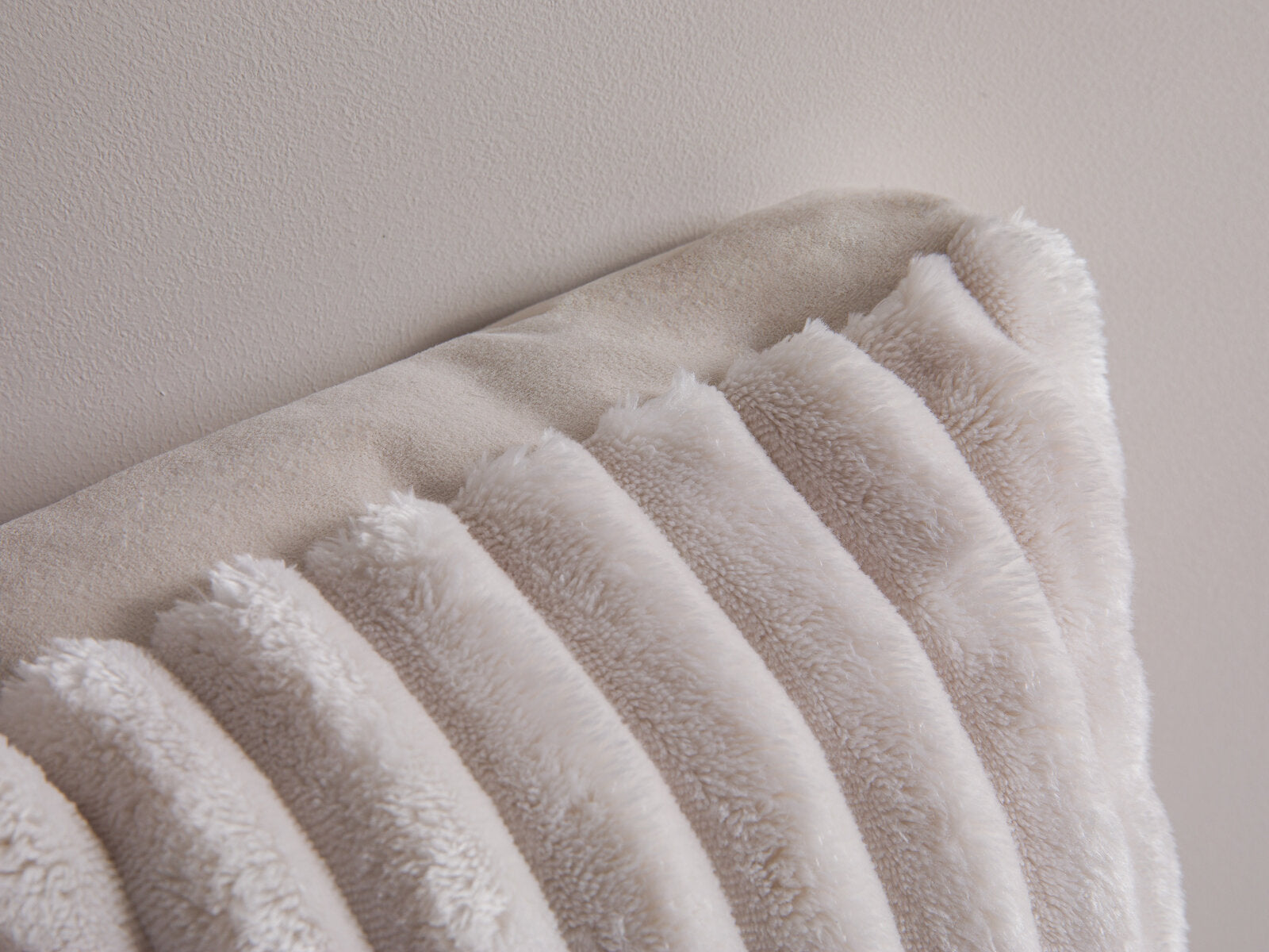 Micadoni Kissen Stripy Kord, Samt Elfenbein, Helles Beige