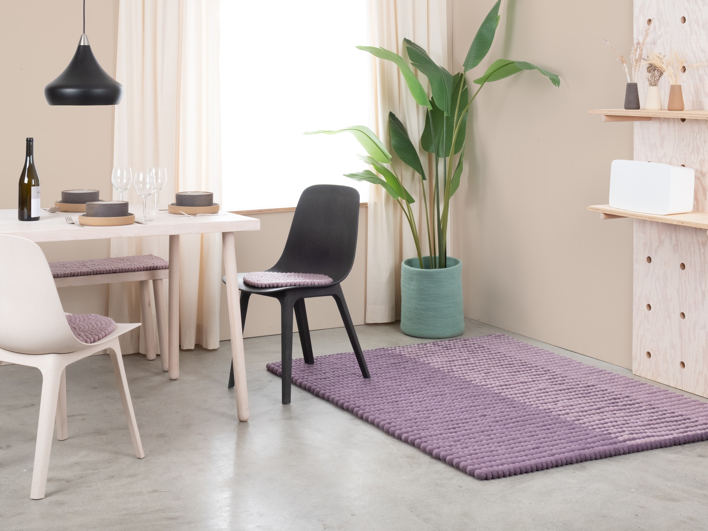 myfelt Fade Filzkugelteppich Flieder rechteckig 70 x 100 cm