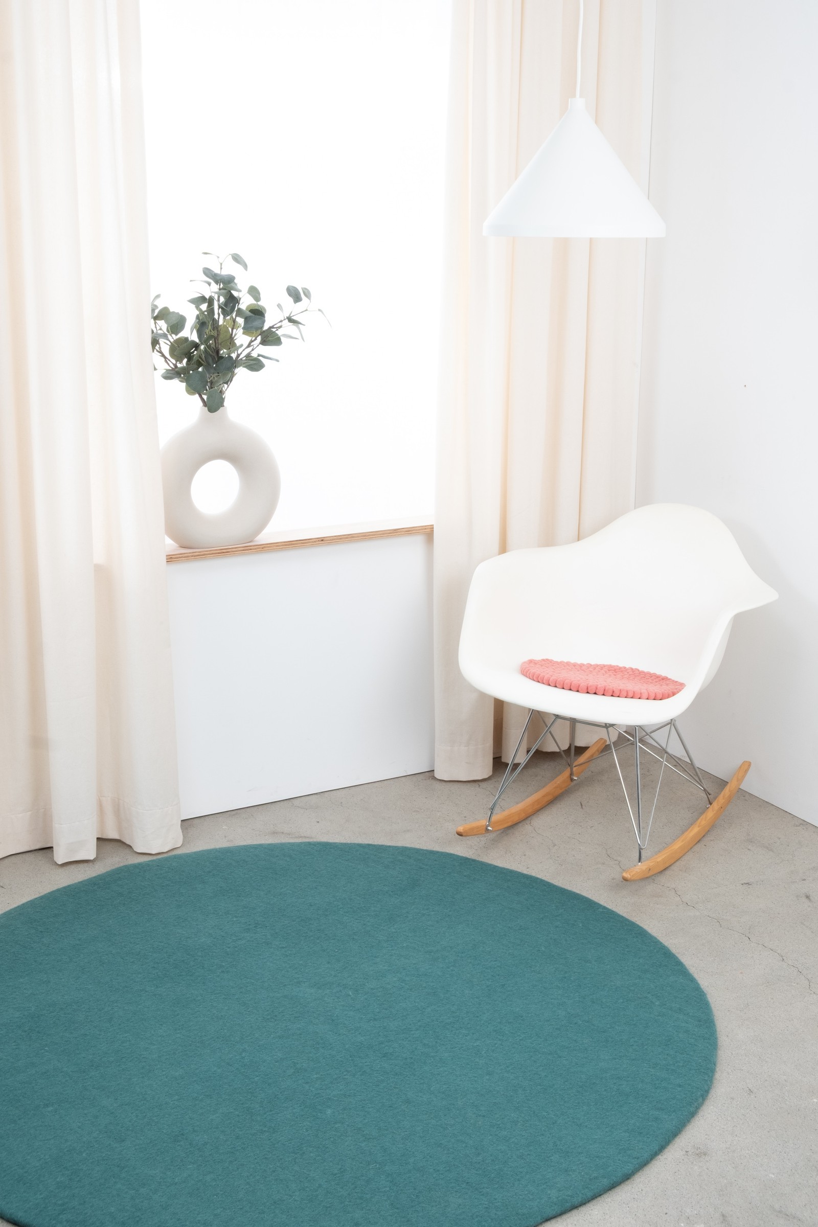 myfelt Vera Filzkugel-Sitzauflage Korallenrosa Ø 36 cm