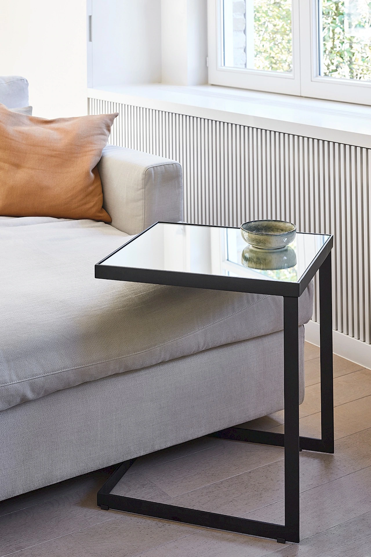 deKnudt Tablo Black Side Table – Raumansicht 3