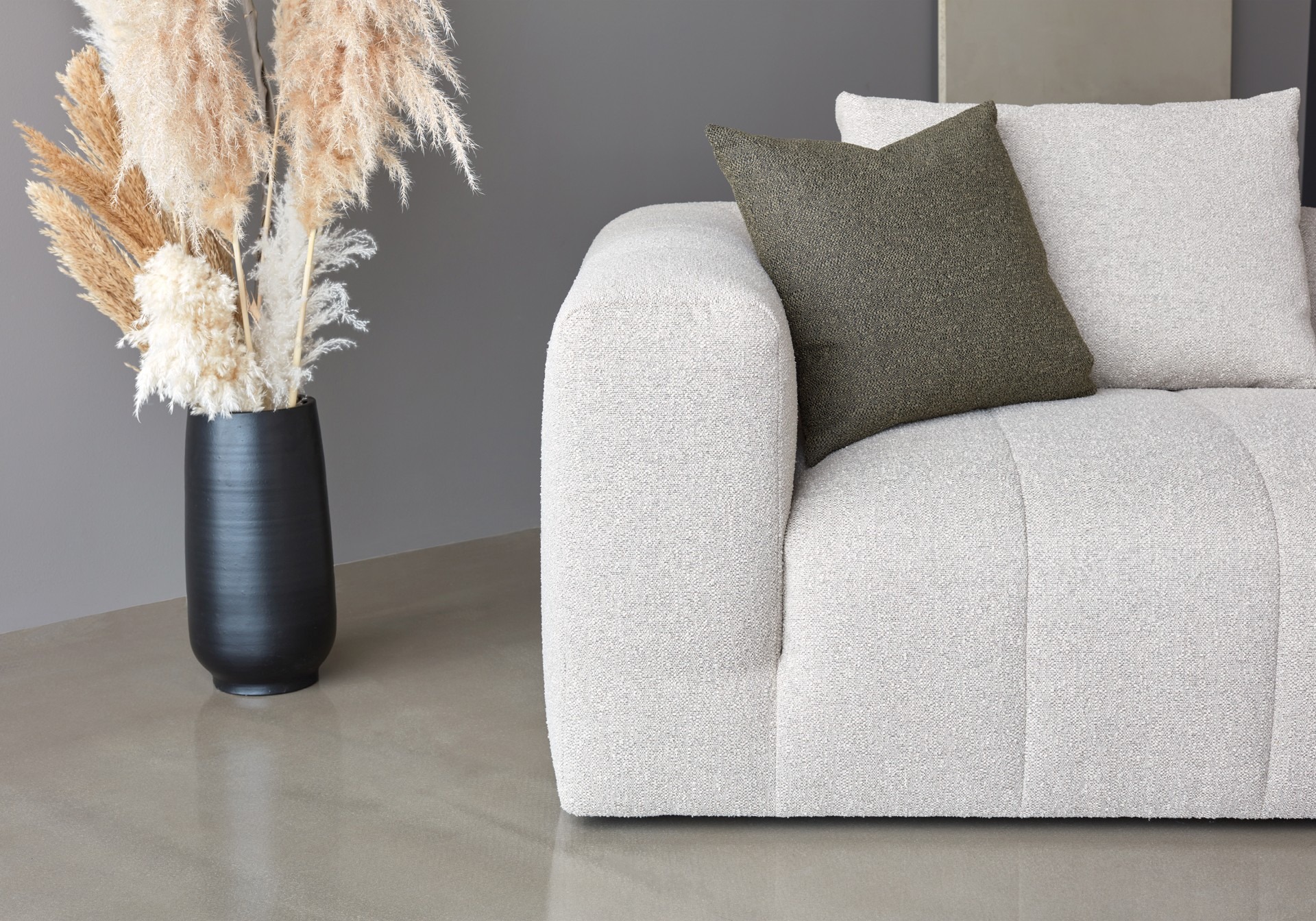 Ecksofa Hugo 2,5-Sitzer Armlehne rechts mit Chaiselongue Sama-Stone
