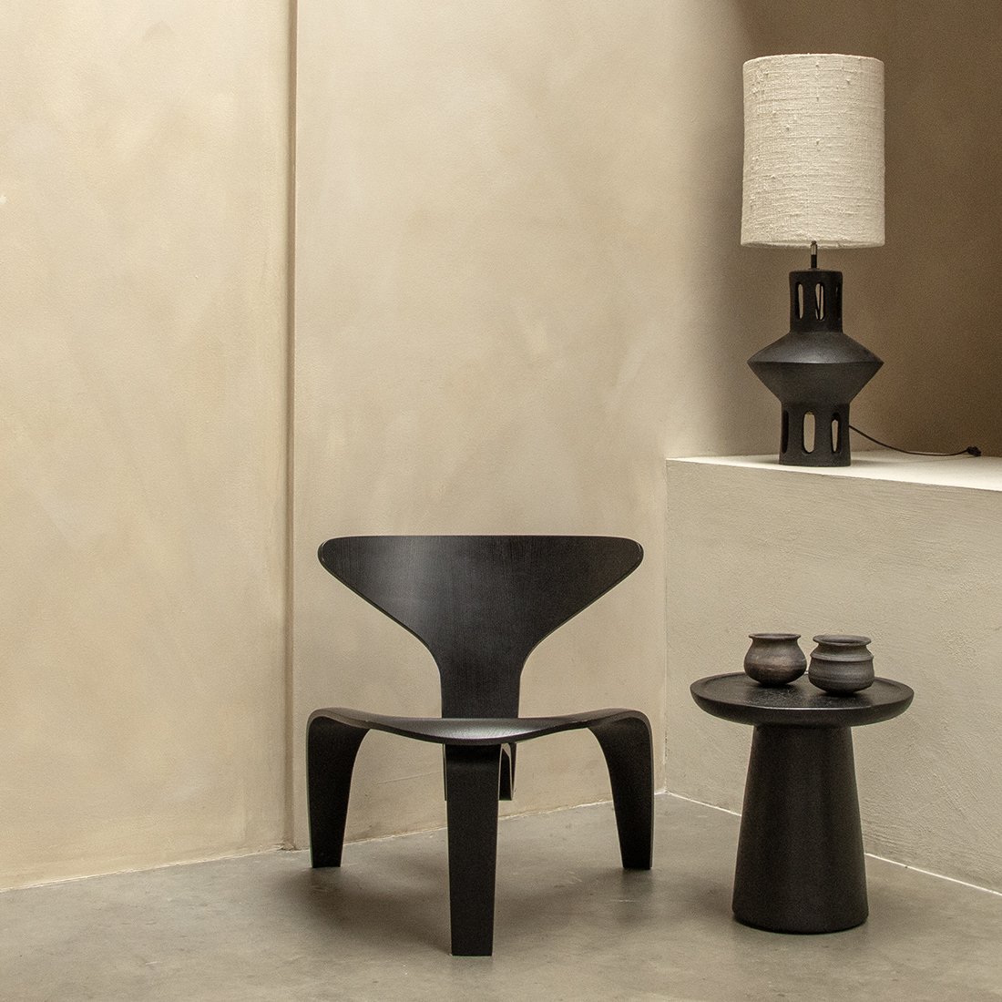 Raw Materials Nero Beistelltisch aus Teakholz Dusk schwarz