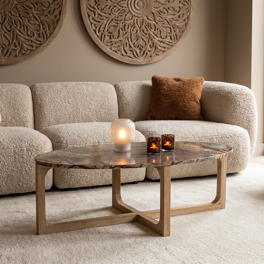 Raw Materials Ovaler Couchtisch aus Marmor Bizar
