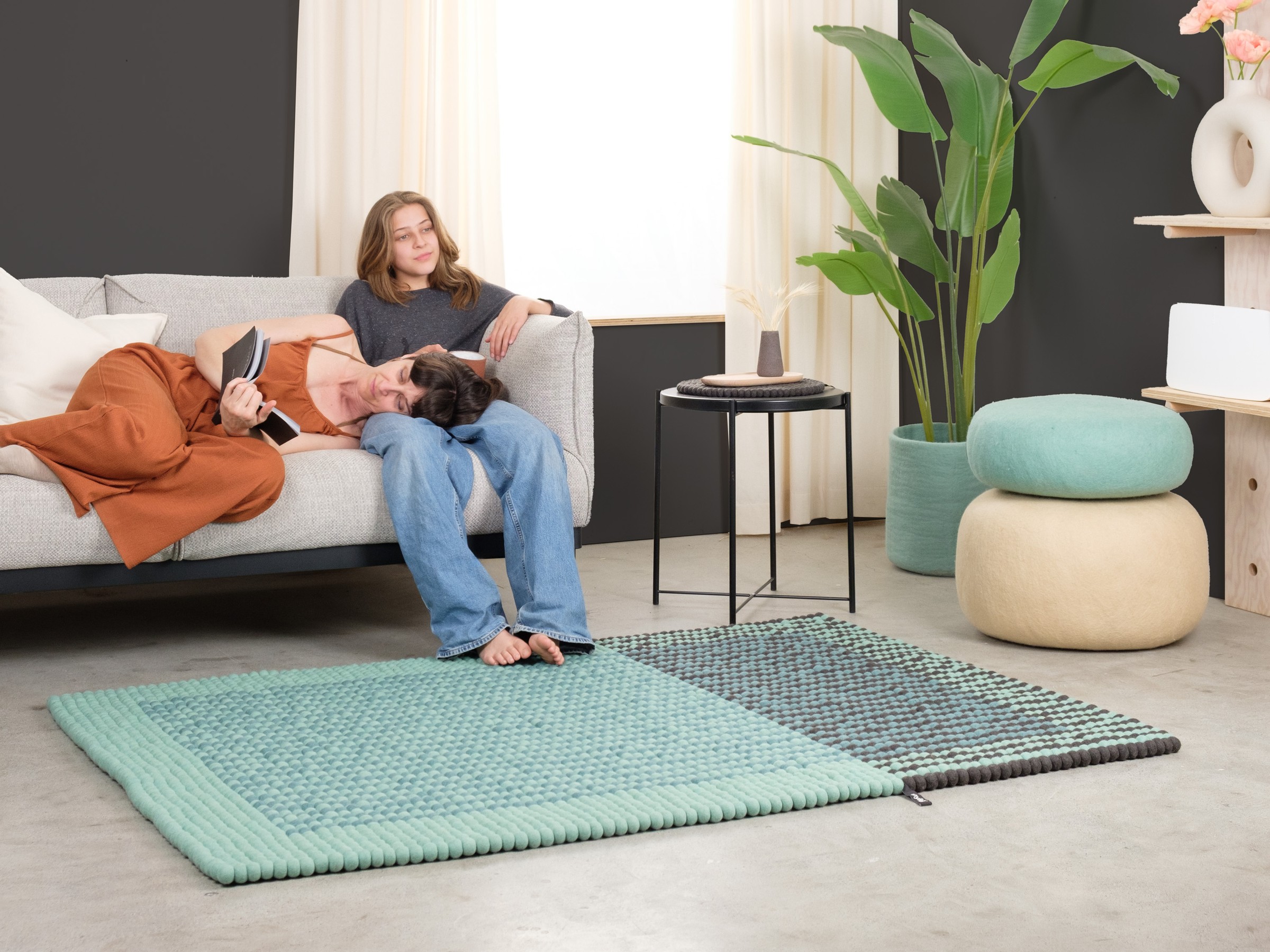 myfelt Yukon Filzkugelteppich Blau rechteckig 70 x 100 cm