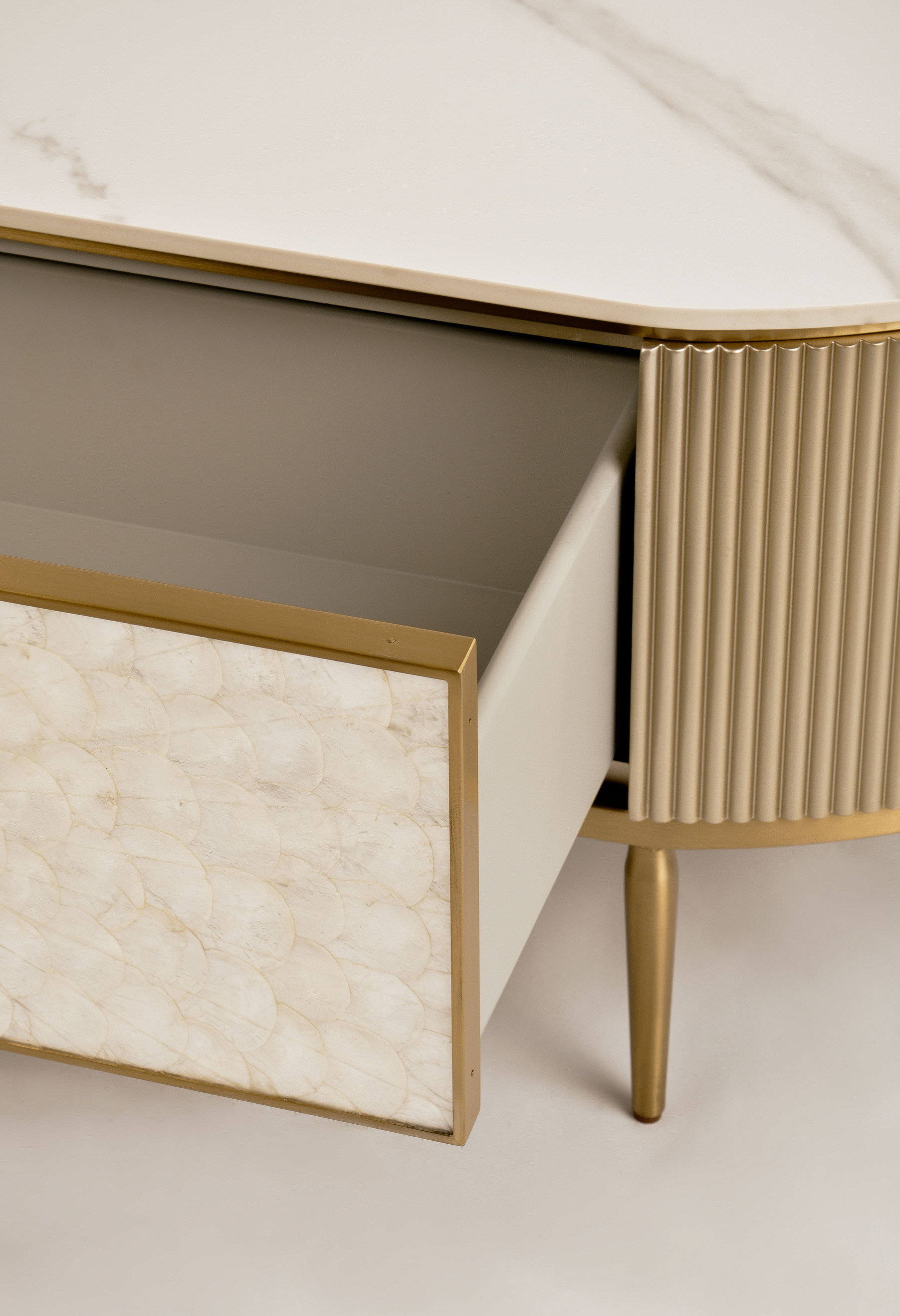 Livin Hill Couchtisch Stilig 122 × 71 × 45 cm Champagnergold, Platte Weiß