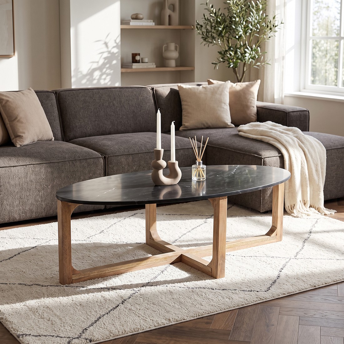 Raw Materials Ovaler Couchtisch aus Marmor Schwarz