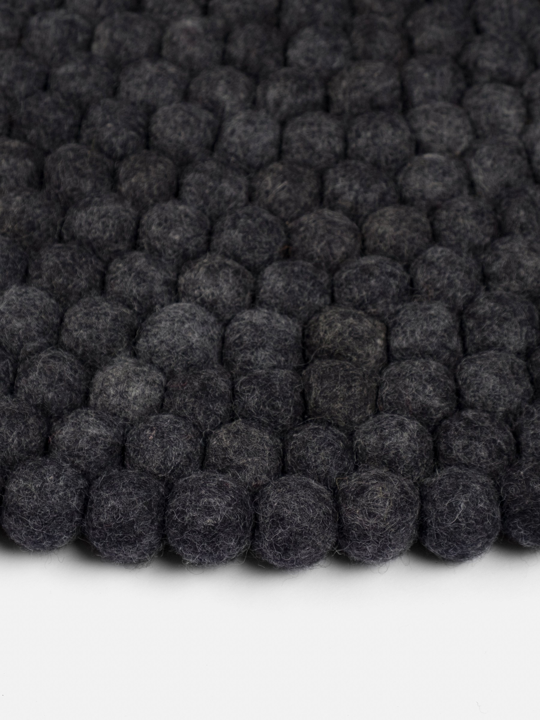 myfelt Hugo Filzkugelteppich Anthrazit meliert rund Ø 50 cm