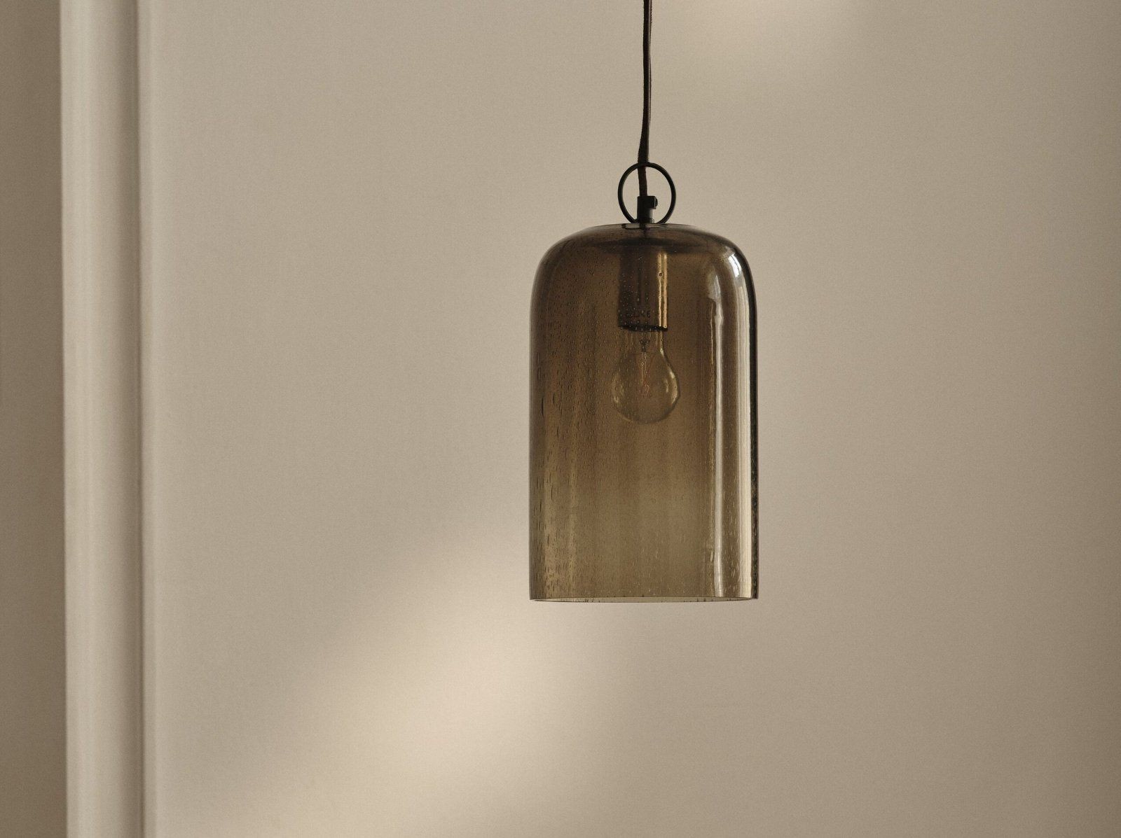 Micadoni Aura Pendelleuchte 30 cm Rauchglas – Mit Aufhängering und braunem Textilkabel an heller Wand