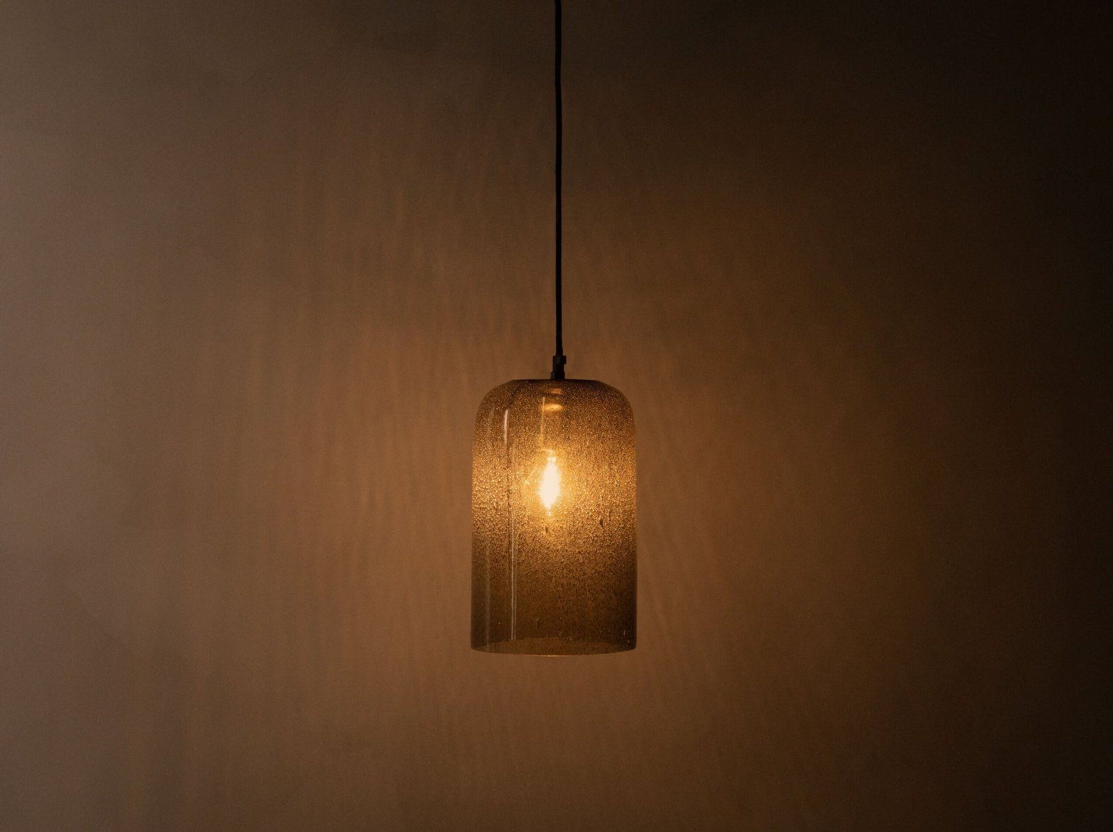 Micadoni Aura Pendelleuchte 30 cm Rauchglas – Eingeschaltet mit warmem Licht