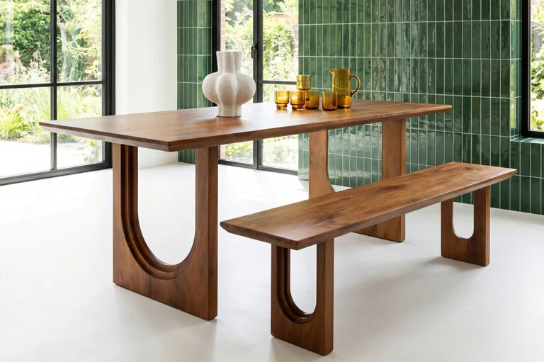 Esstisch und Bank aus Holz von Raw Materials