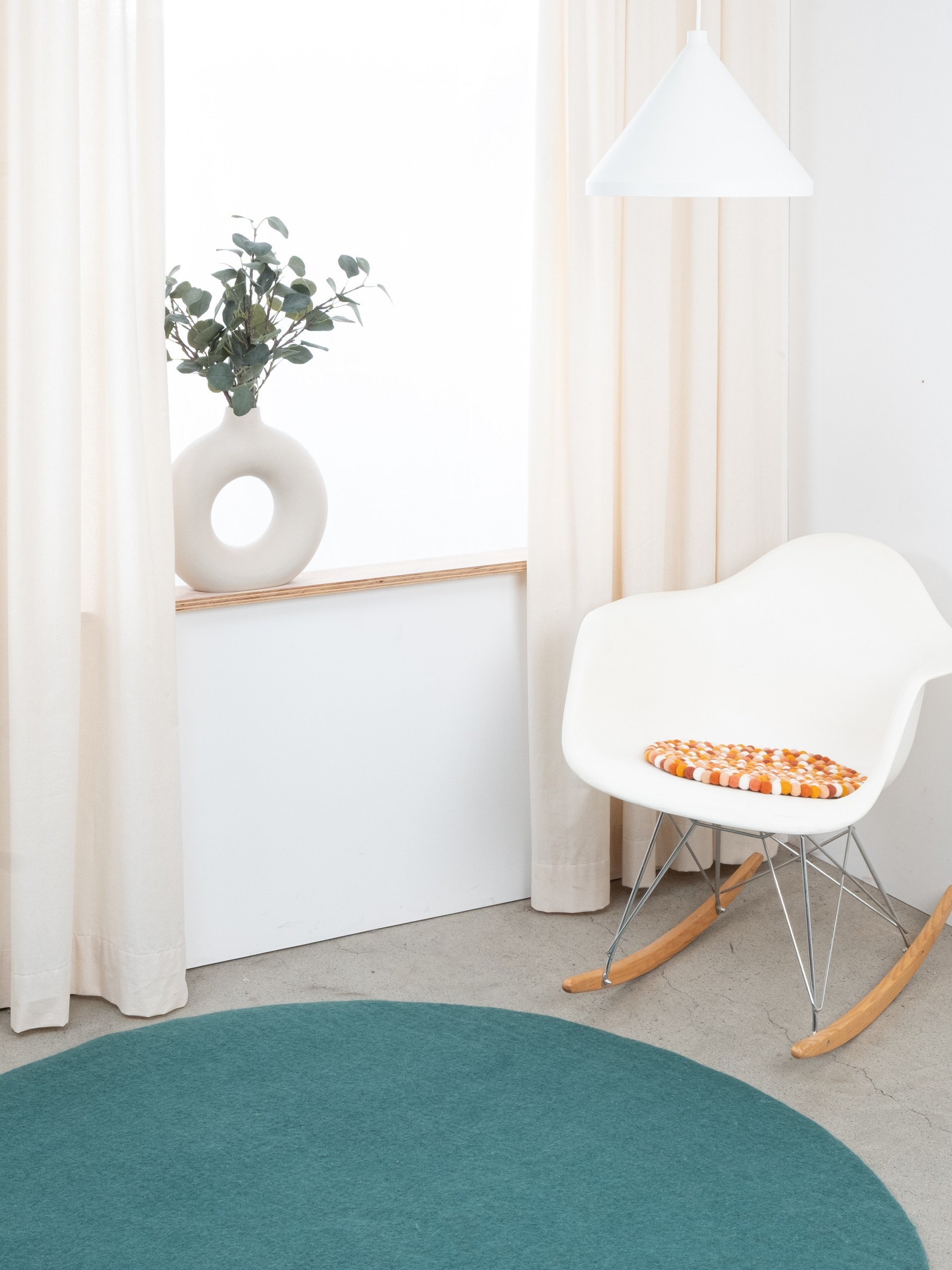 myfelt Juna Filzkugel-Sitzauflage Rot-Orange-Weiß Ø 36 cm