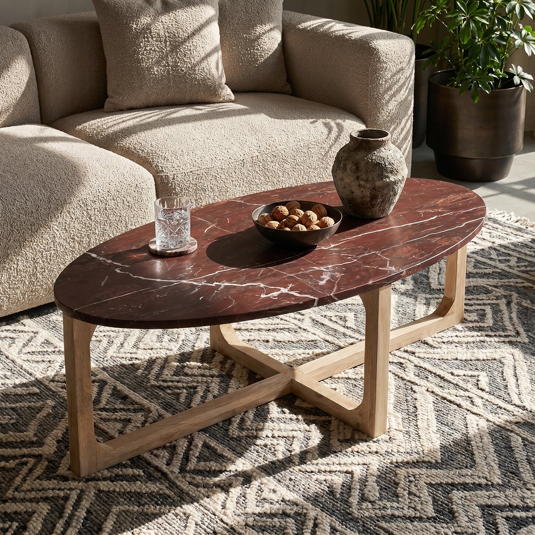 Raw Materials Ovaler Couchtisch aus Marmor Cherry