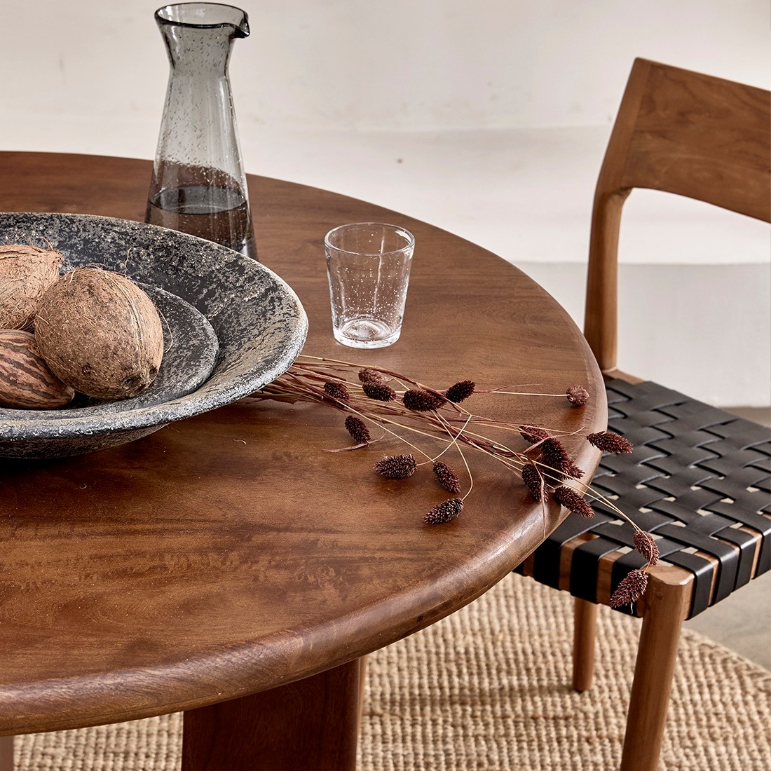 Raw Materials Freya Esszimmerstuhl aus Teakholz Leder Schwarz
