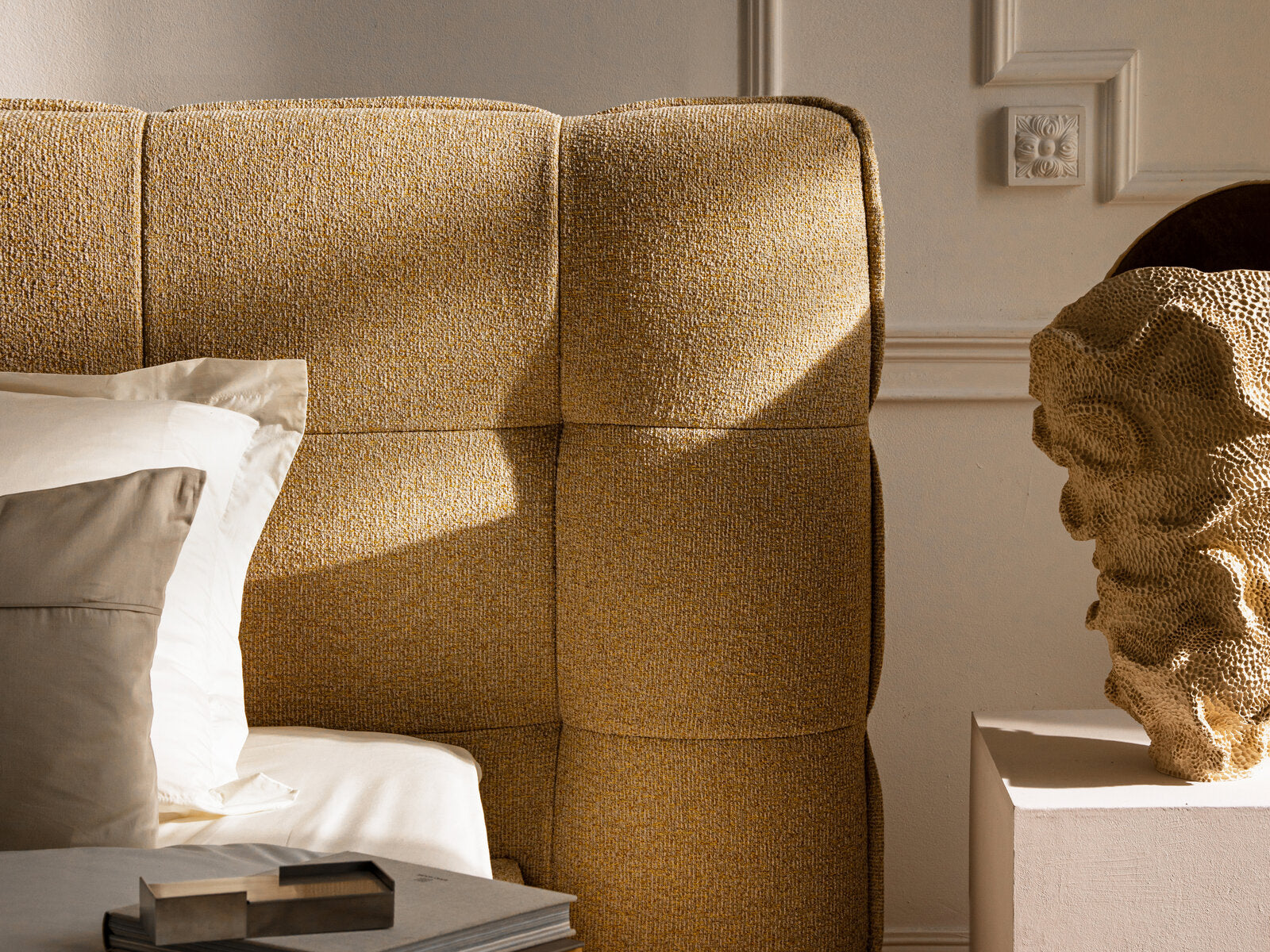 Micadoni Stauraumbett mit Kopfteil Eric with legs Strukturierter Stoff Puente Beige Melange 140x200