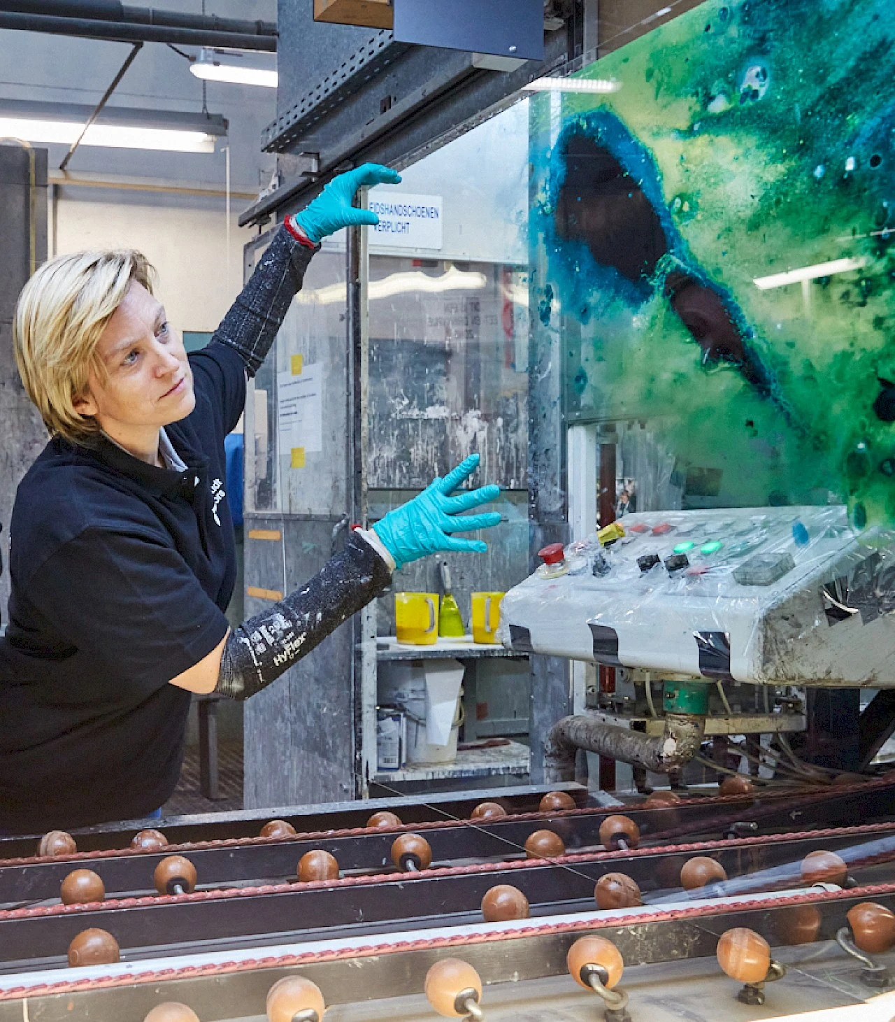 Spiegelhandwerk bei DeKnudt Mirrors im belgischen Atelier