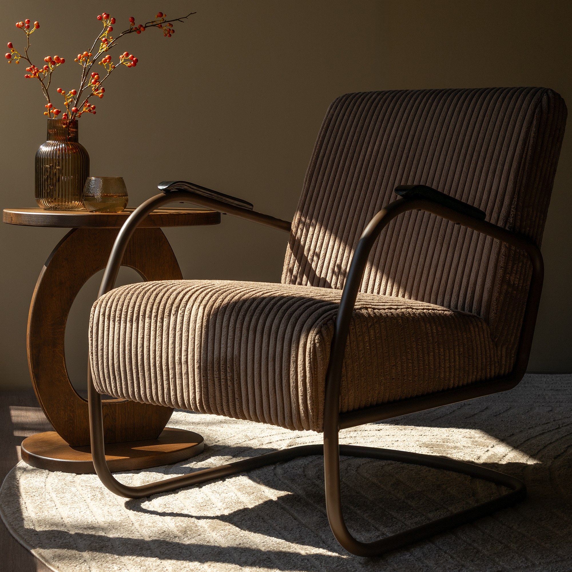 Spinder Design Retro Sessel Chocolate Brown / Espresso breiter Cord – Wohnraum-Milieu im Abendlicht