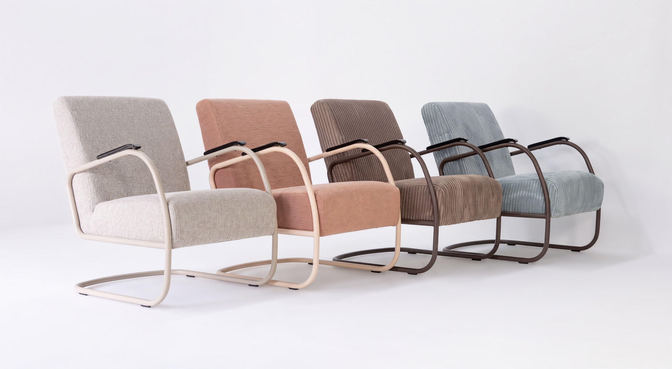 Spinder Design Retro Sessel in vier Farbvarianten nebeneinander – Freischwinger mit Stahlgestell