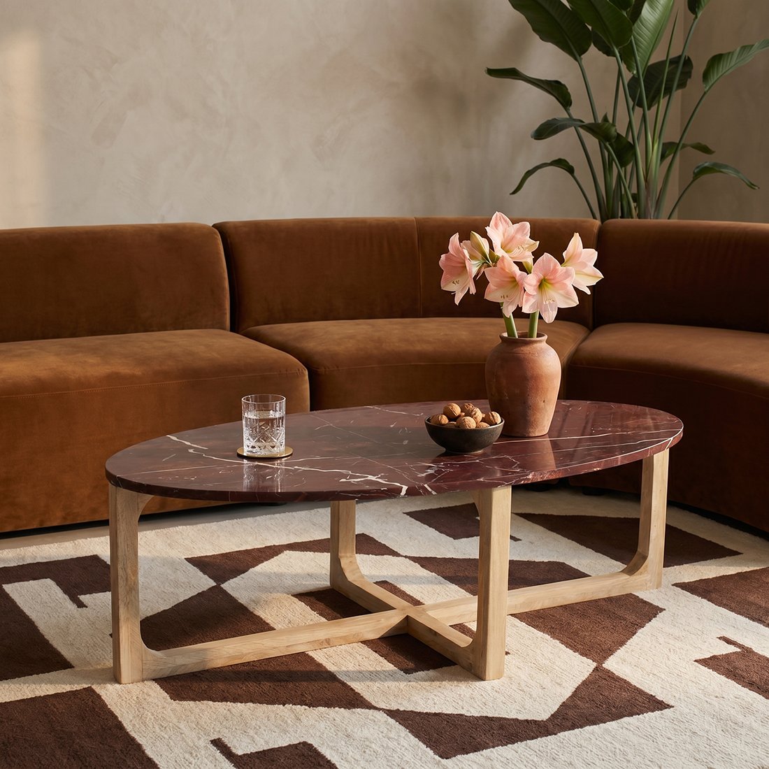 Raw Materials Ovaler Couchtisch aus Marmor Cherry
