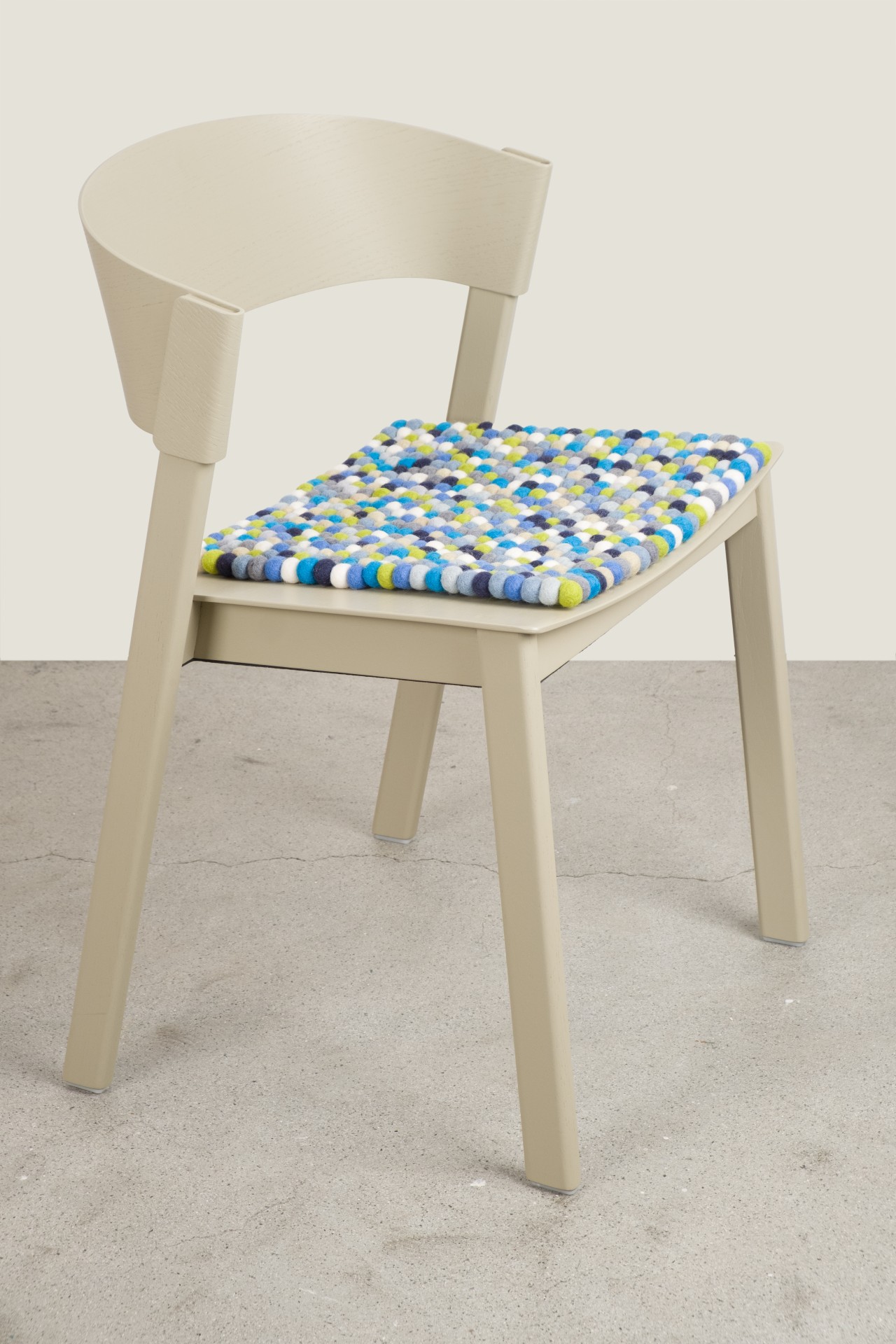 myfelt Fritz - Filzkugel Sitzauflage quadratisch