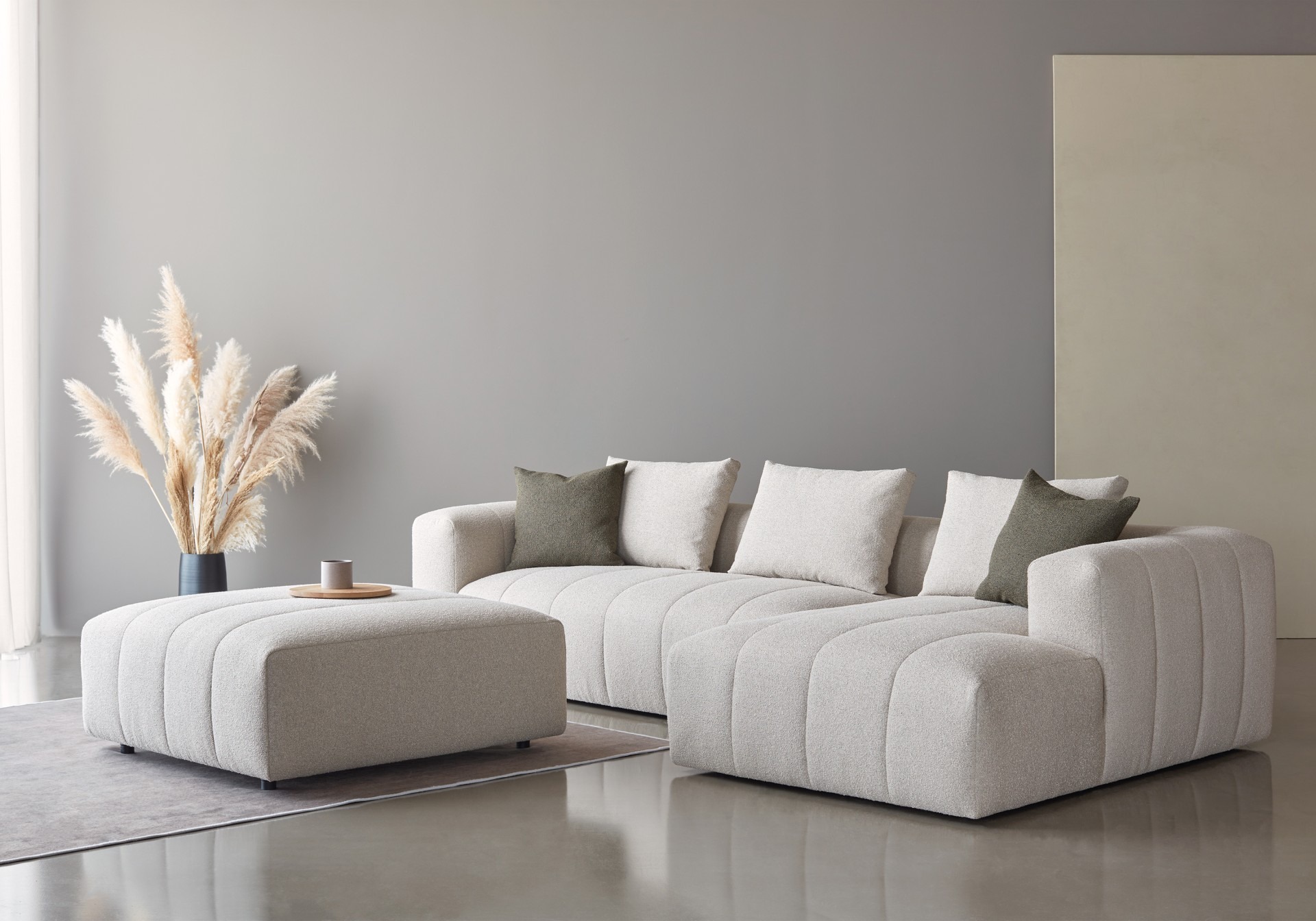 Ecksofa Hugo 2,5-Sitzer Armlehne rechts mit Chaiselongue Sama-Stone