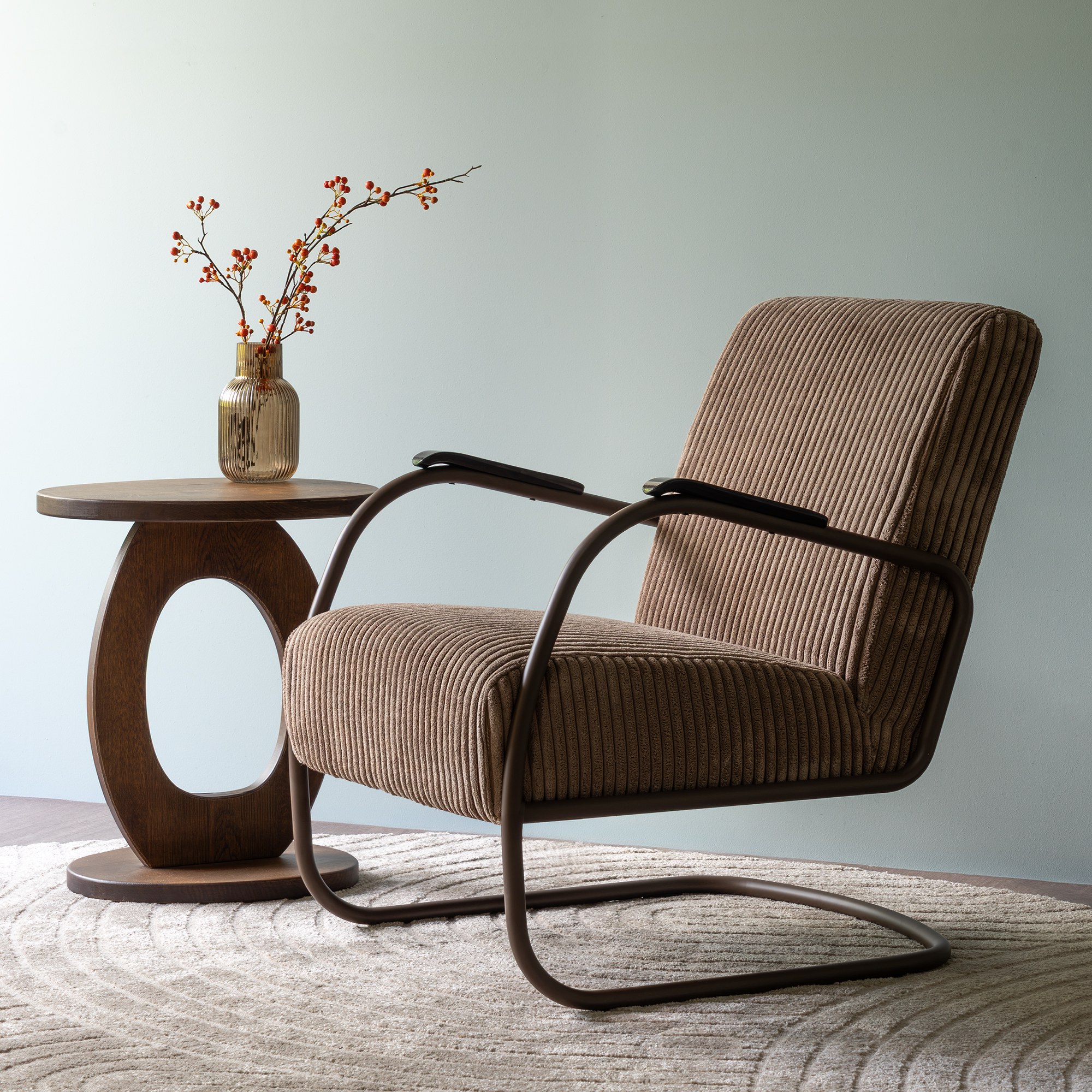 Spinder Design Retro Sessel Chocolate Brown / Espresso breiter Cord – Wohnraum-Milieu mit Beistelltisch